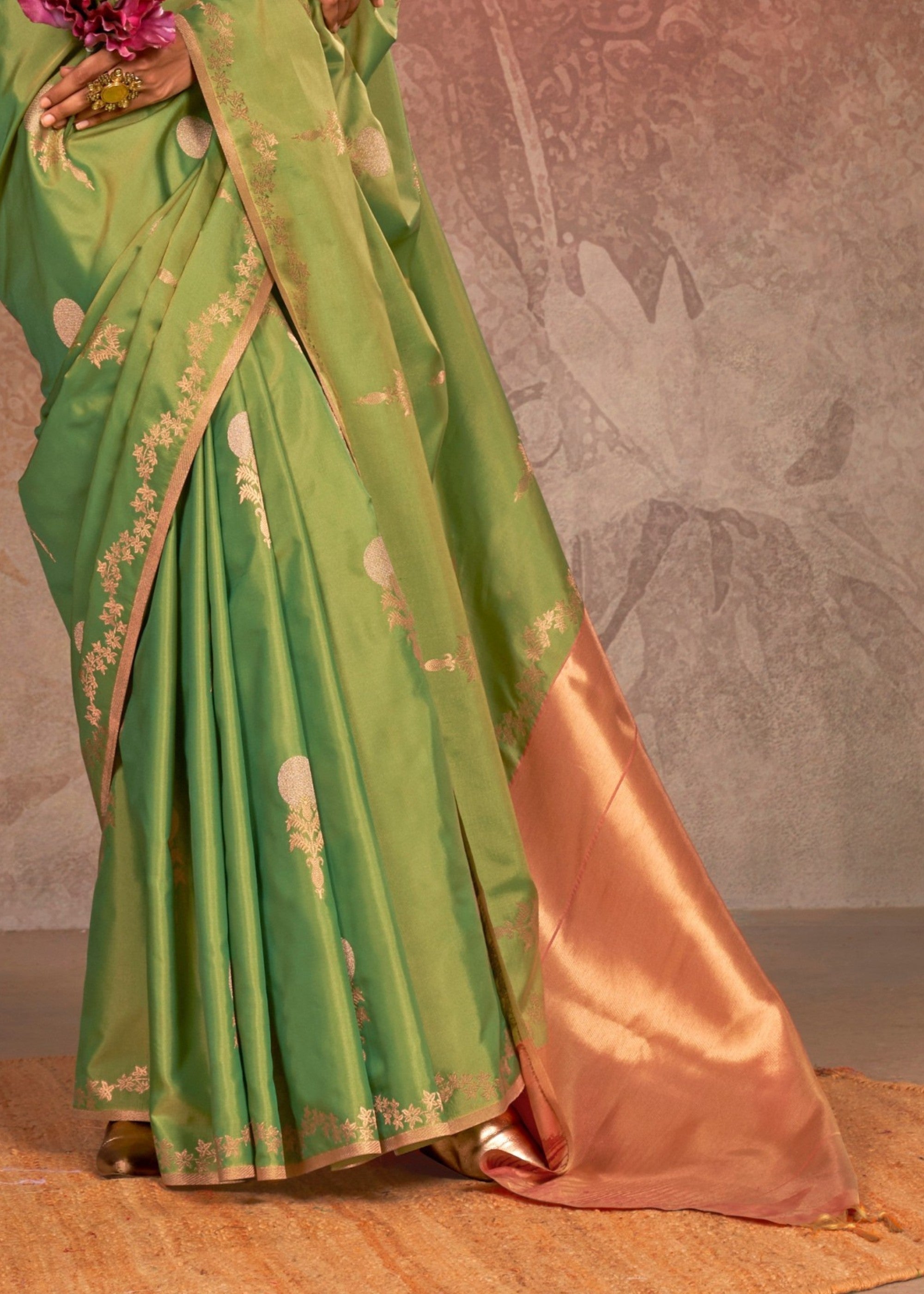 Lime Green Two Tone Handloom Weaving Silk Saree with Contrast Pallu - qivii