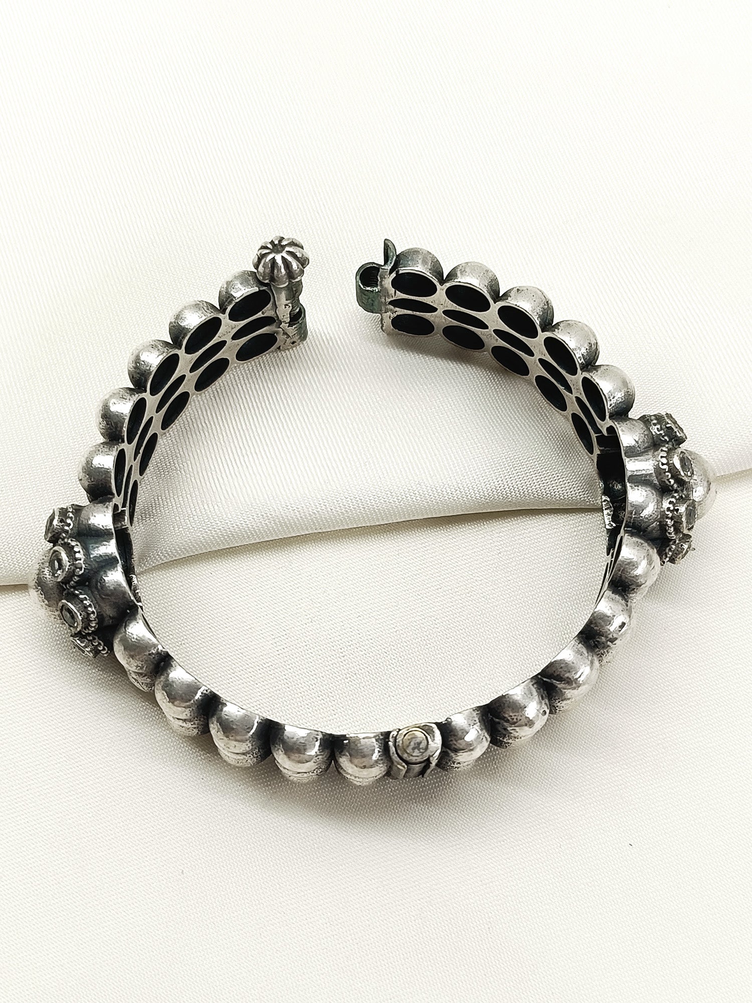 Pradayini Plain Oxidized Kada