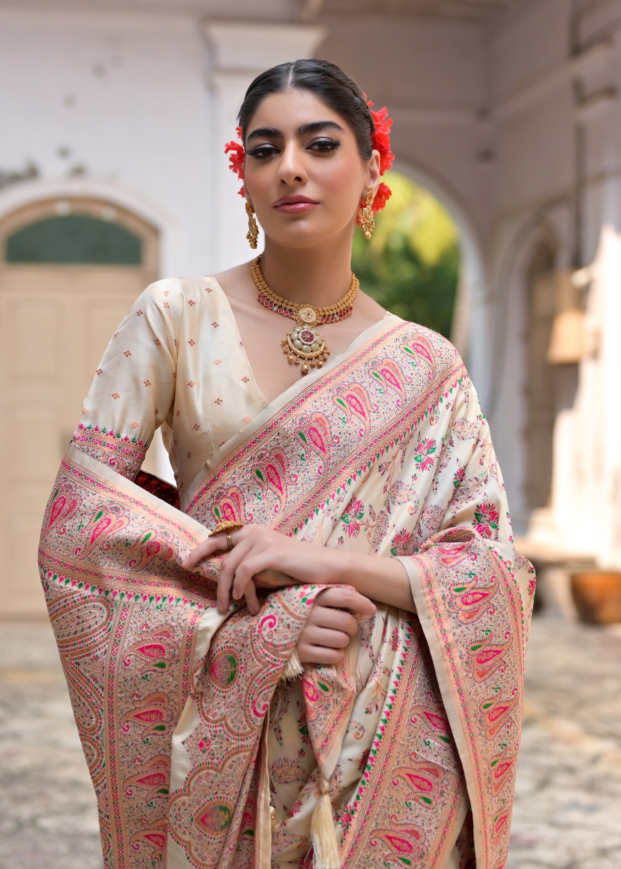 Cream Thread Woven Jal & Flower Silk Saree With Thread Woven Pallu - qivii