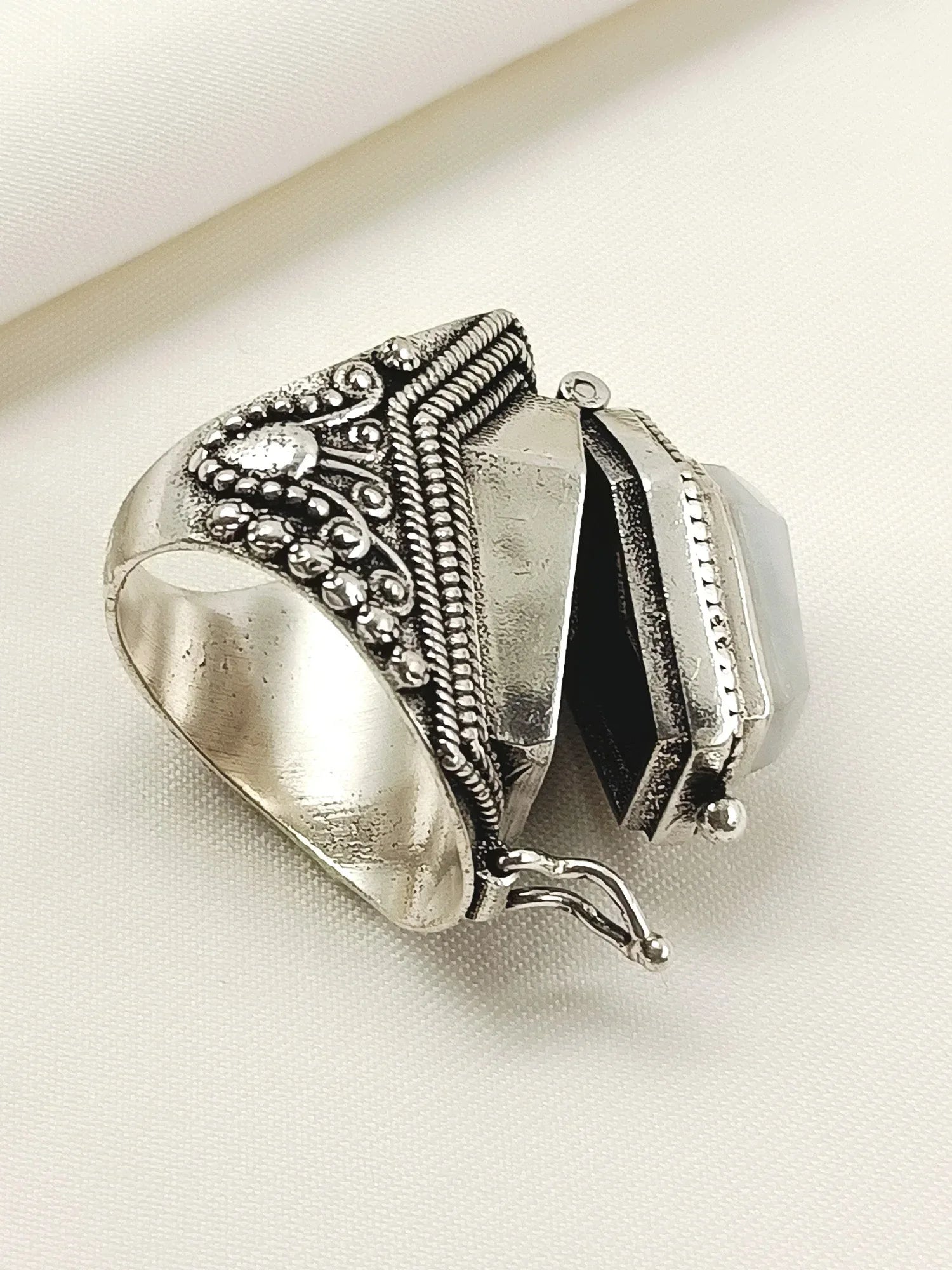 Ulagon Grey Western Finger Ring