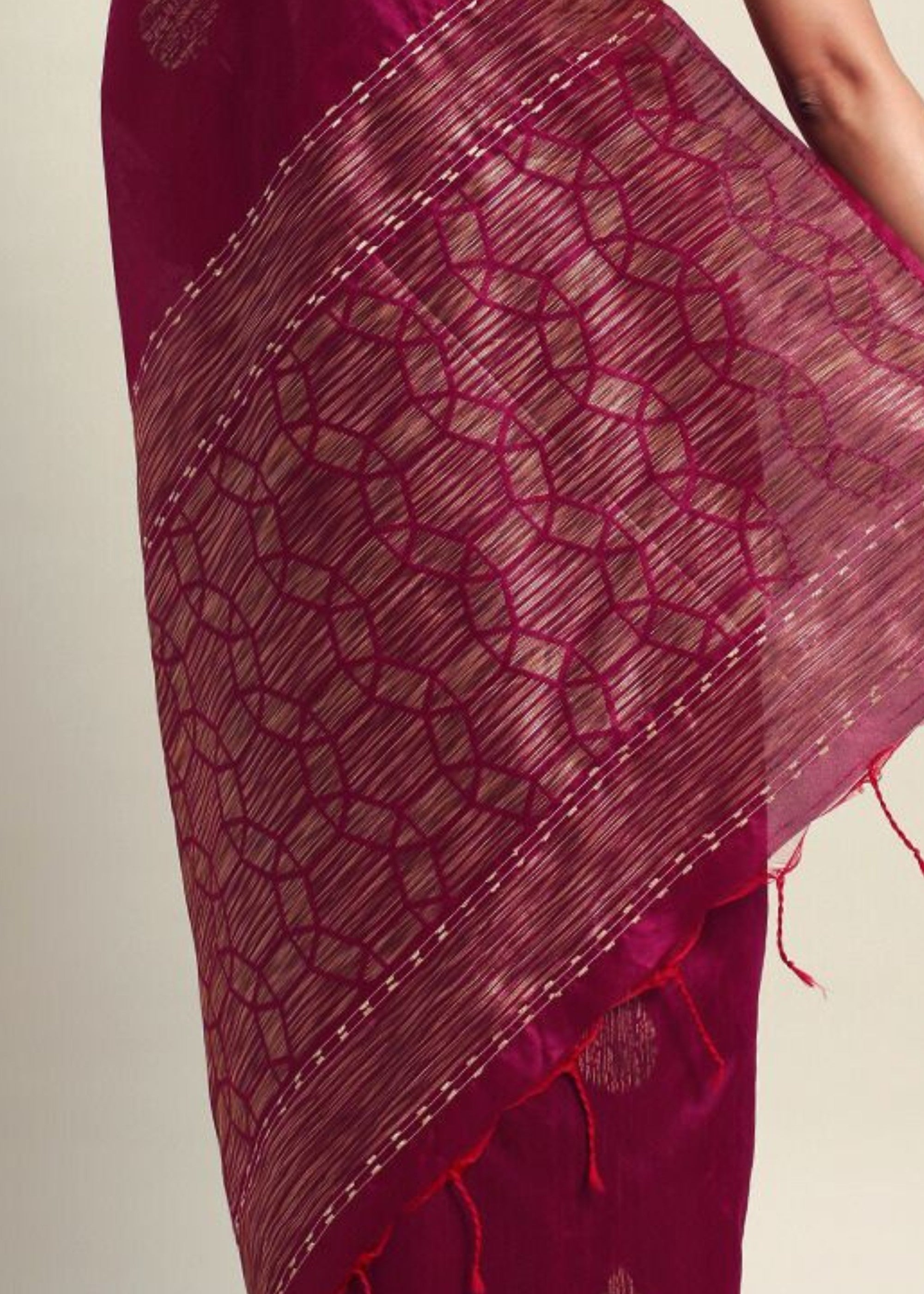 Wine Woven Handloom Raw Silk Saree - qivii