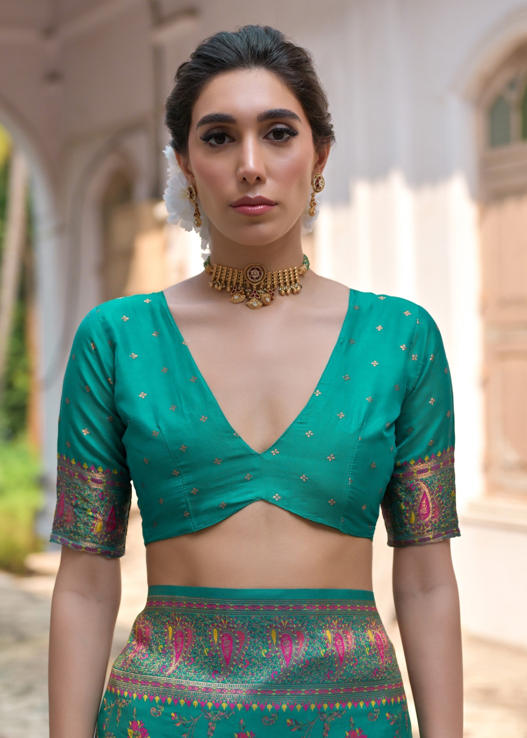 Rama Thread Woven Jal & Flower Silk Saree With Thread Woven Pallu - qivii