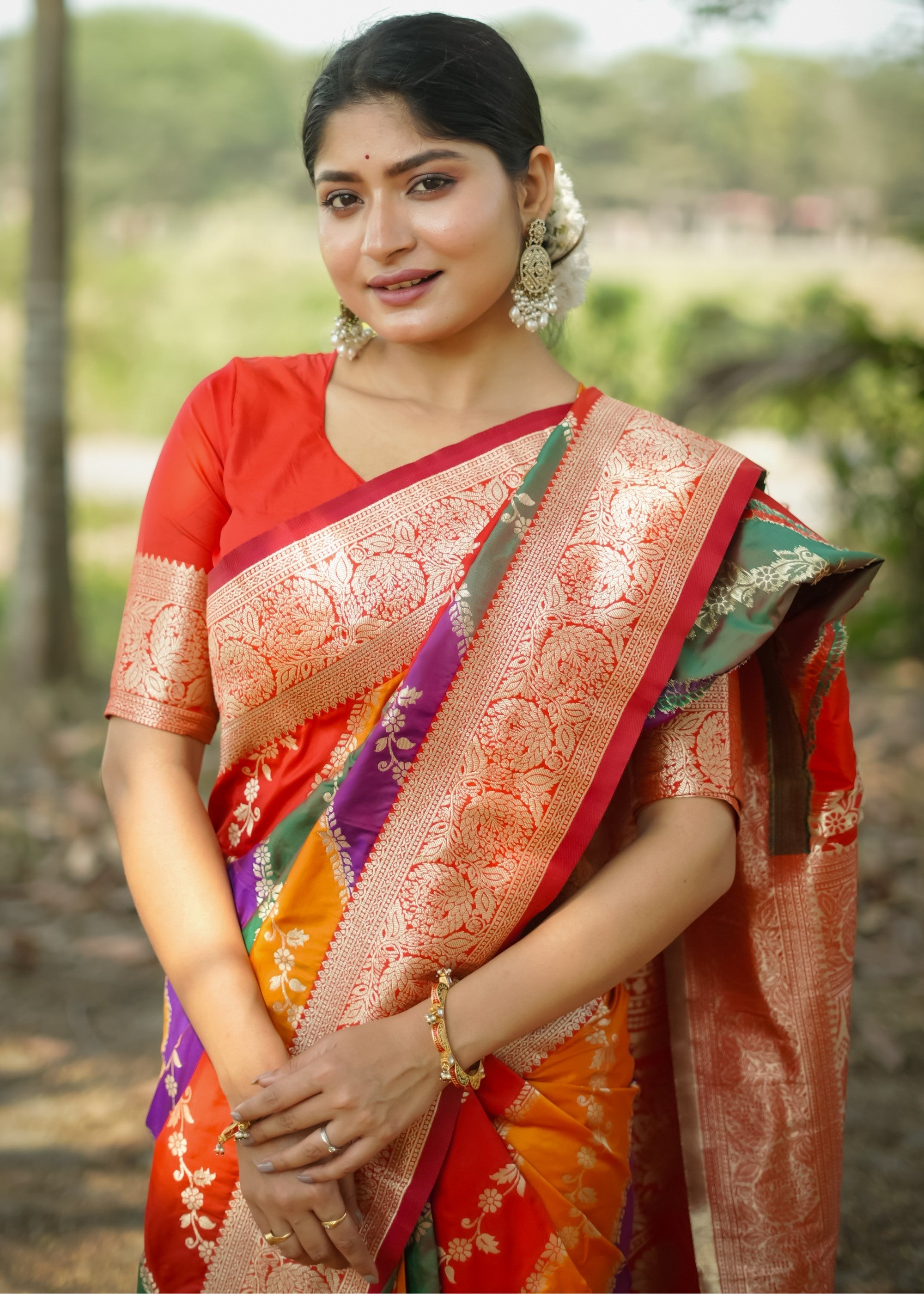 Red Leriya Zari Woven Banarasi Silk Saree With Contrast Pallu - qivii