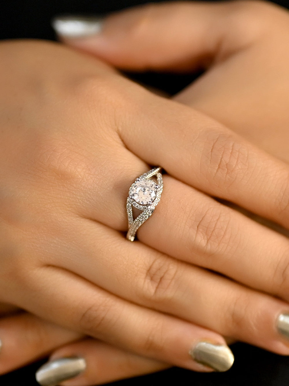  High-quality silver finger ring with a beautiful American diamond centerpiece