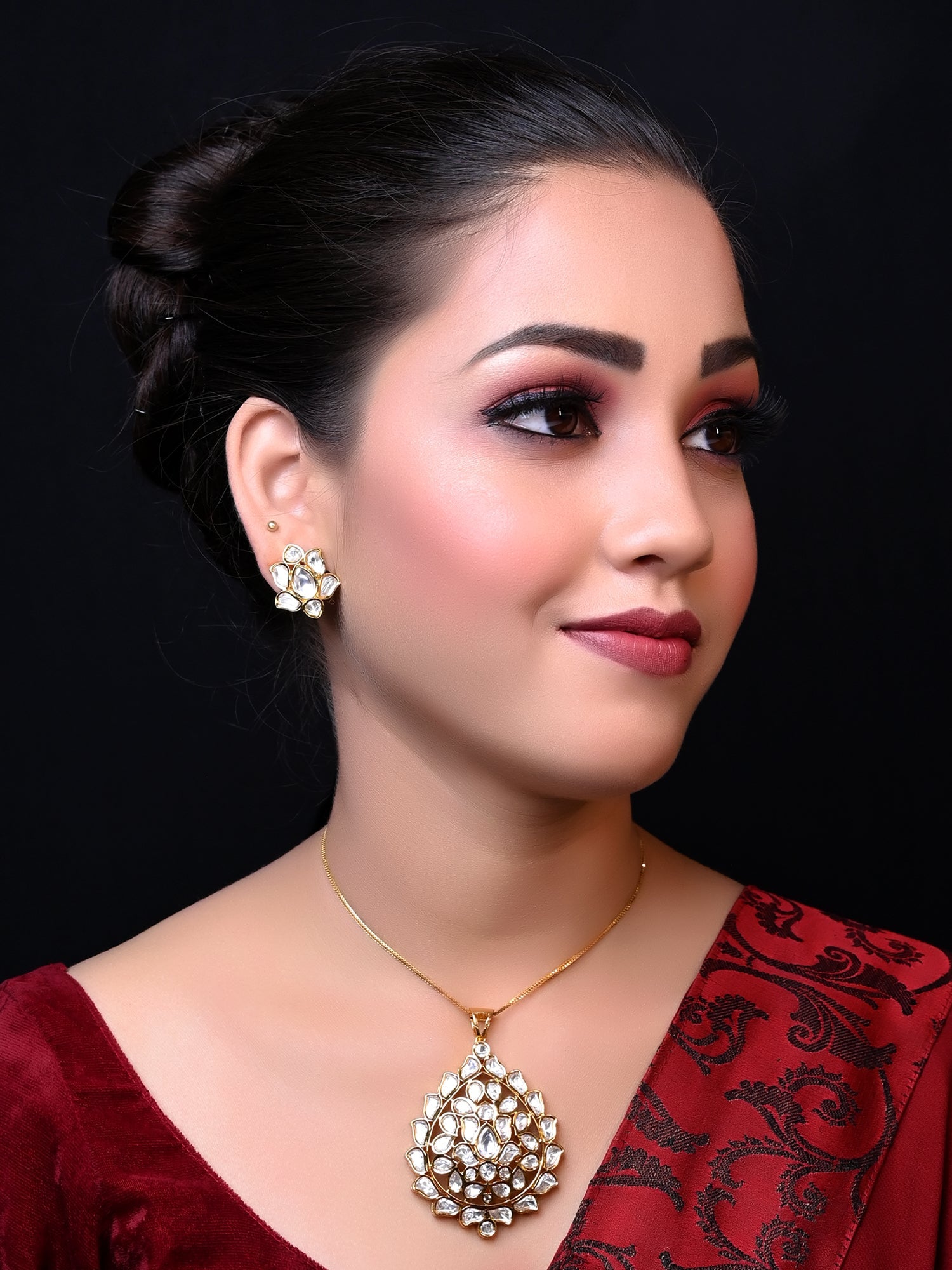 Pranshi White Kundan Pendant Set - qivii