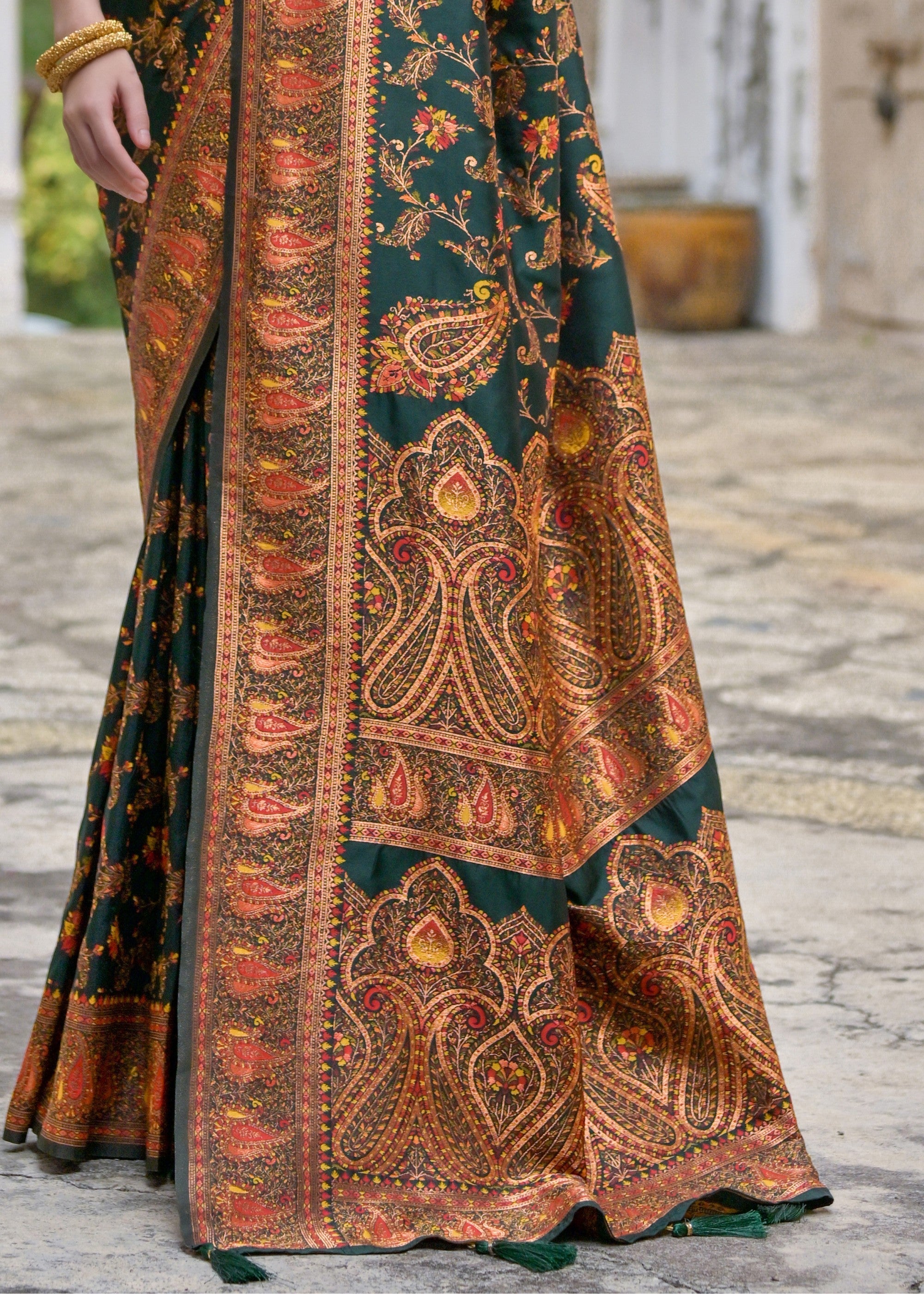 Green Thread Woven Jal & Flower Silk Saree With Thread Woven Pallu - qivii