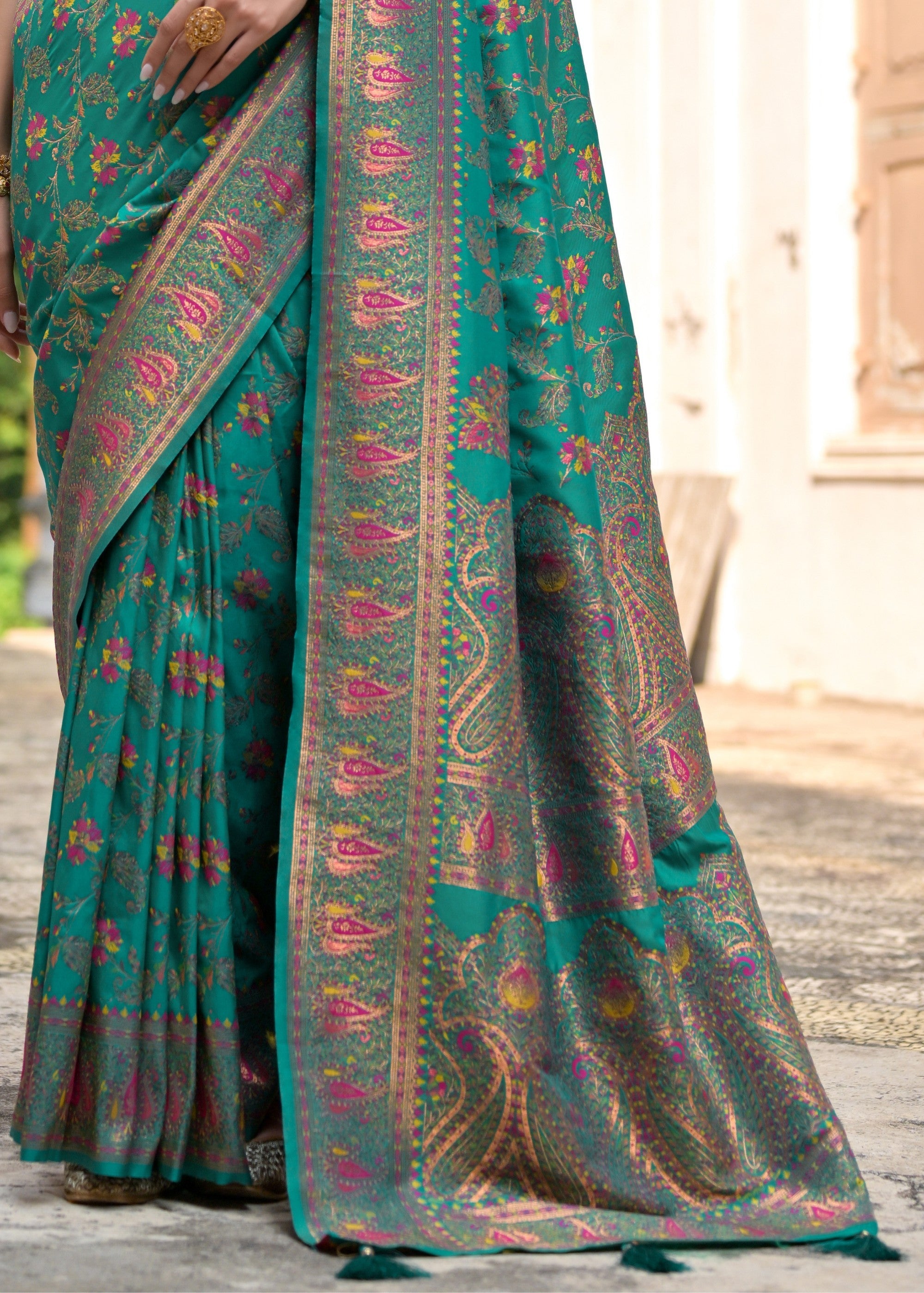 Rama Thread Woven Jal & Flower Silk Saree With Thread Woven Pallu - qivii