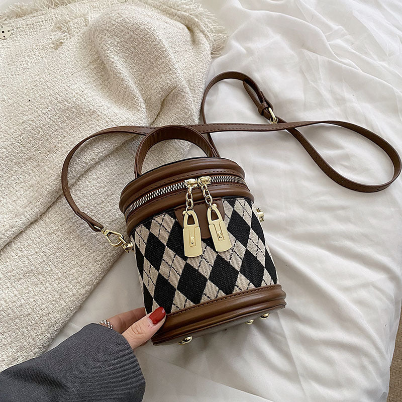 Women‘s Artisan Quilted Crossbody Bag Vintage Bunny Charm Bucket Tote