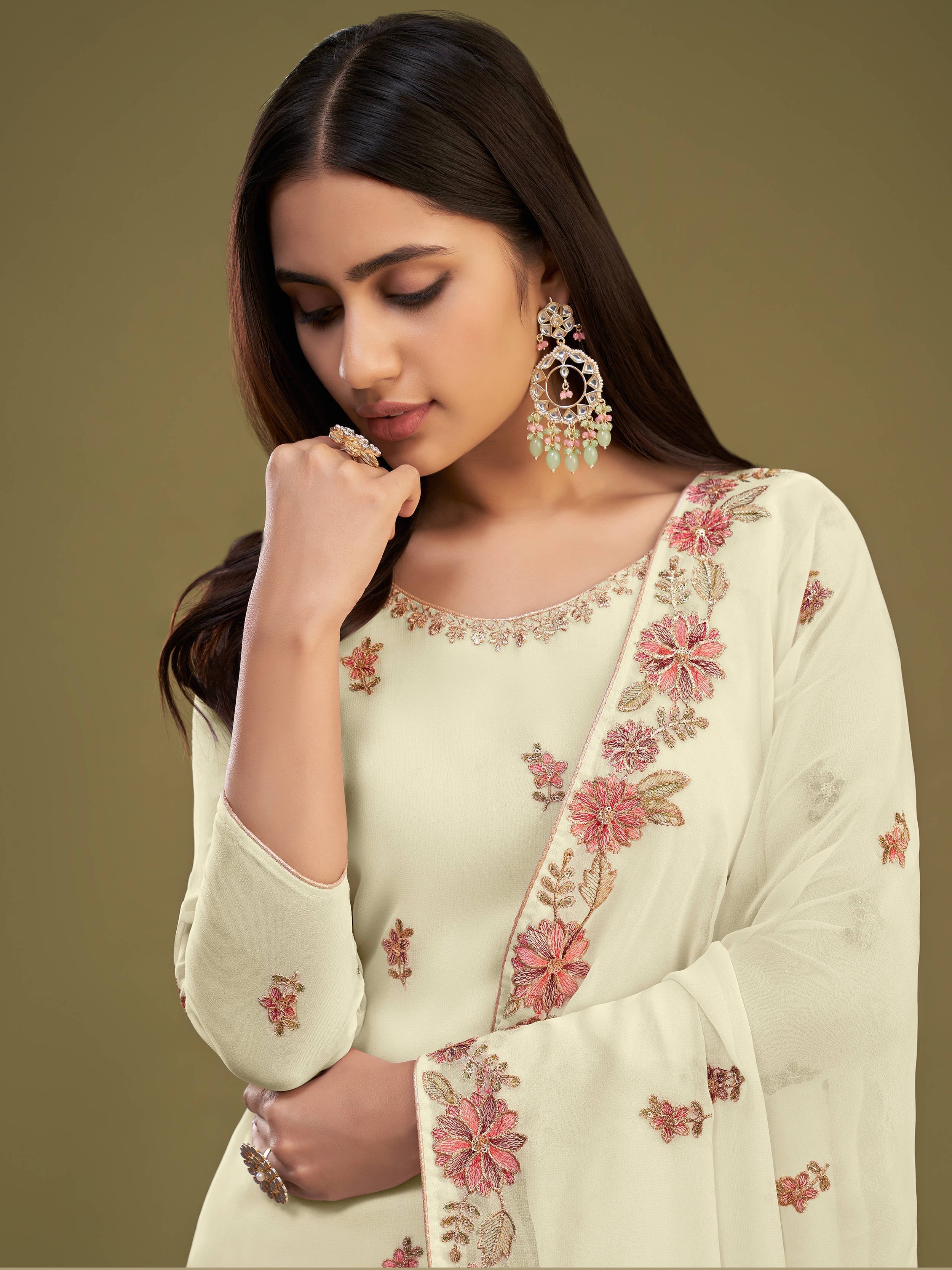  High-quality georgette fabric with exquisite embroidery and sequin work 