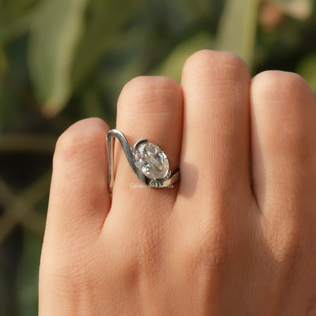 Solitaire Crushed Ice Oval Moissanite Curved Ring