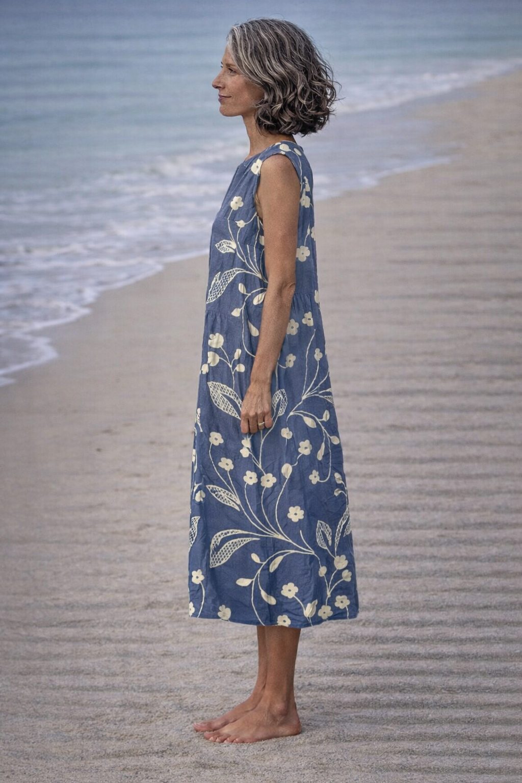 Estela | Mouwloze midi-jurk met vintage bloemen  - By Qivii