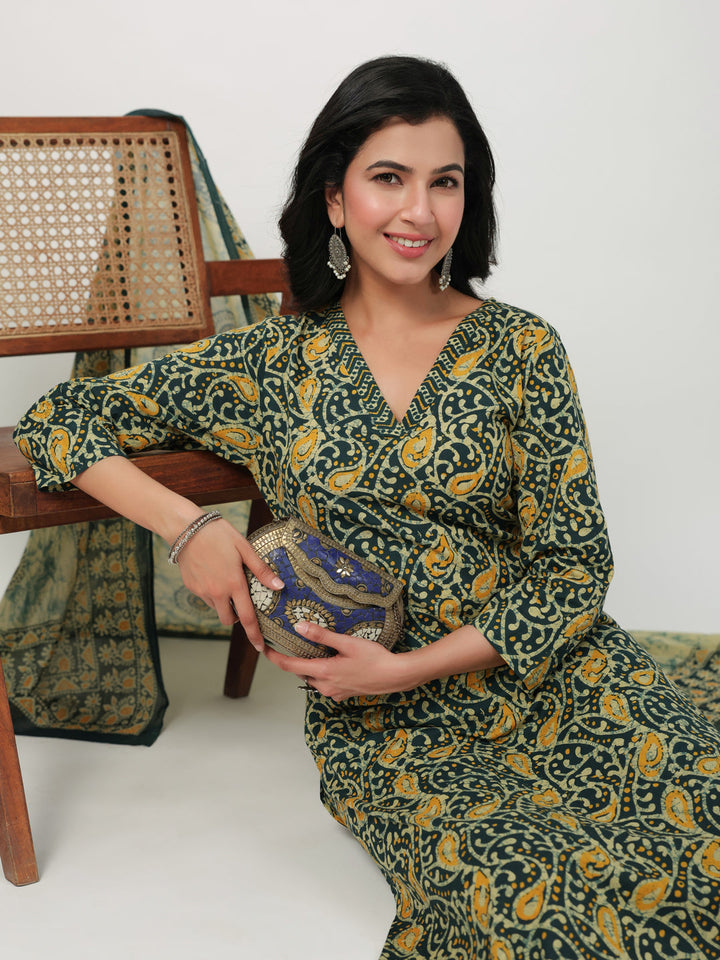 Green Cotton Batik Straight Kurta Set  - By Janasya