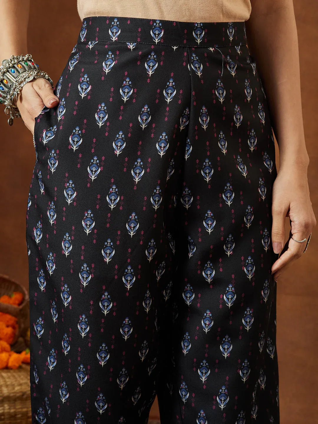 Janasya Women's Black Cotton Blend Printed Straight Kurta Set