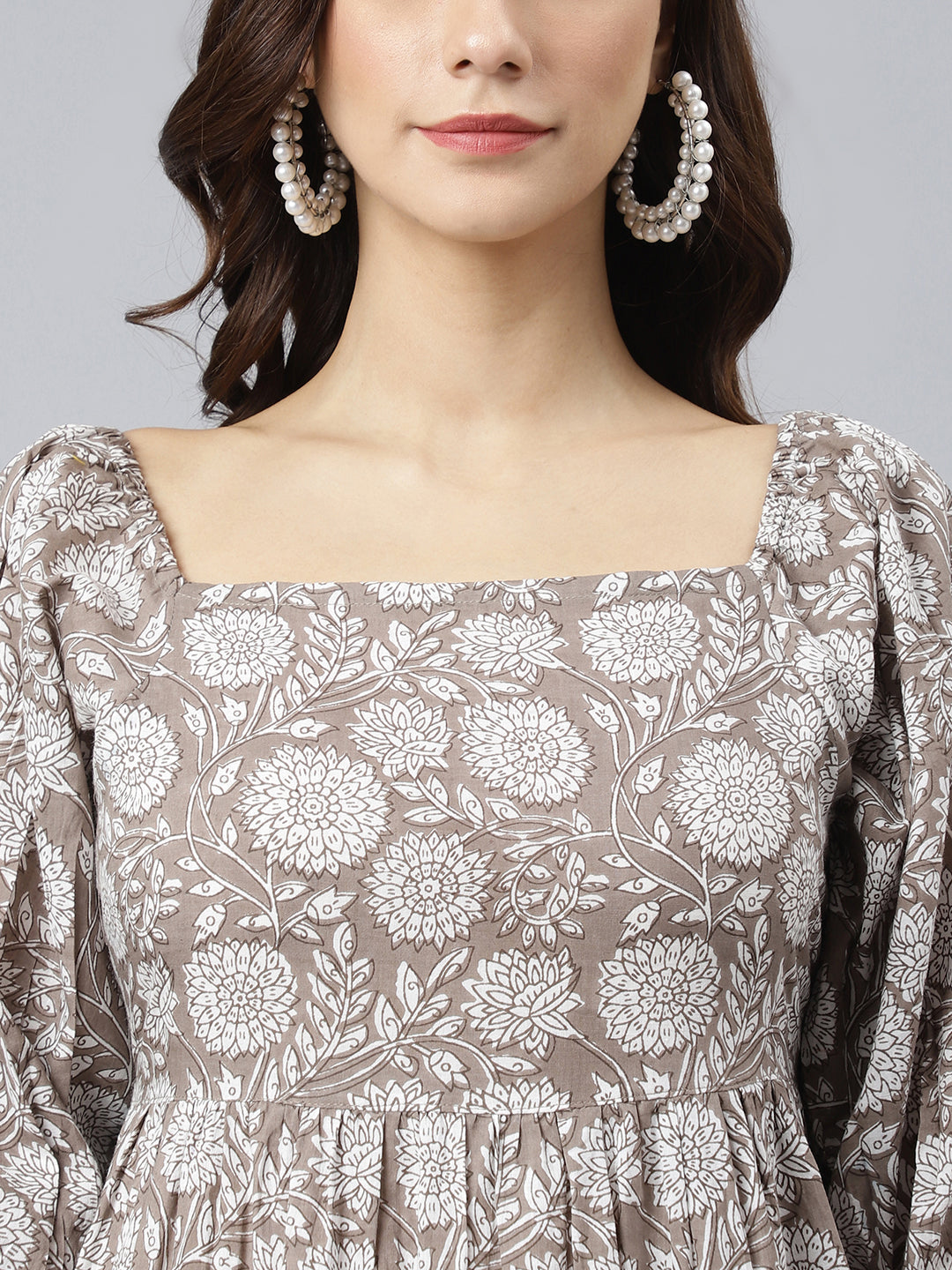 Janasya's grey cotton dress with flared silhouette and floral print, the ideal choice for a stylish look