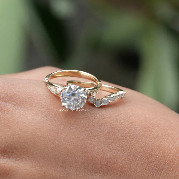 Round Cut Moissanite Accent Stone Ring Set