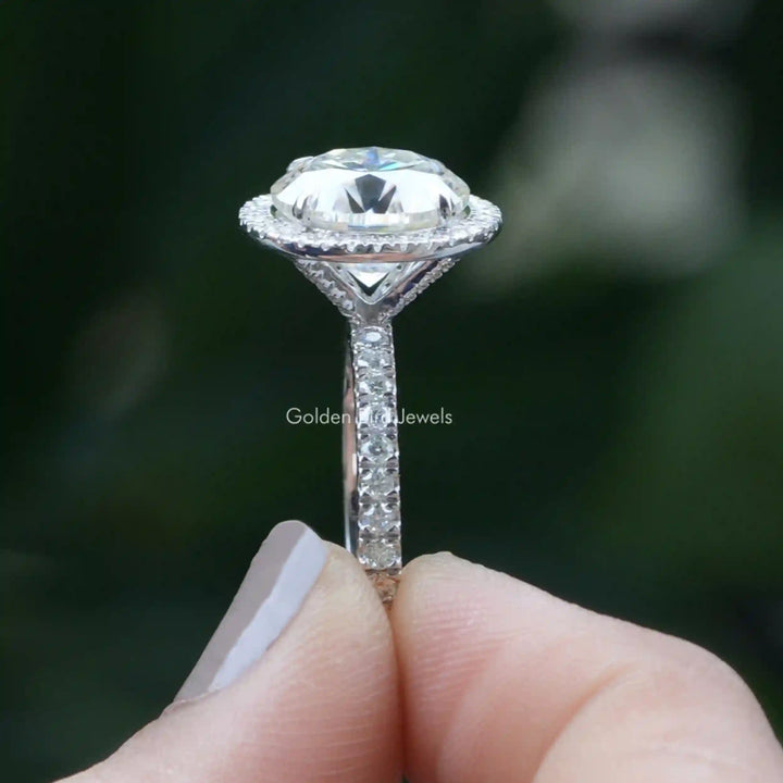 Colorless Round Cut Moissanite Halo Ring