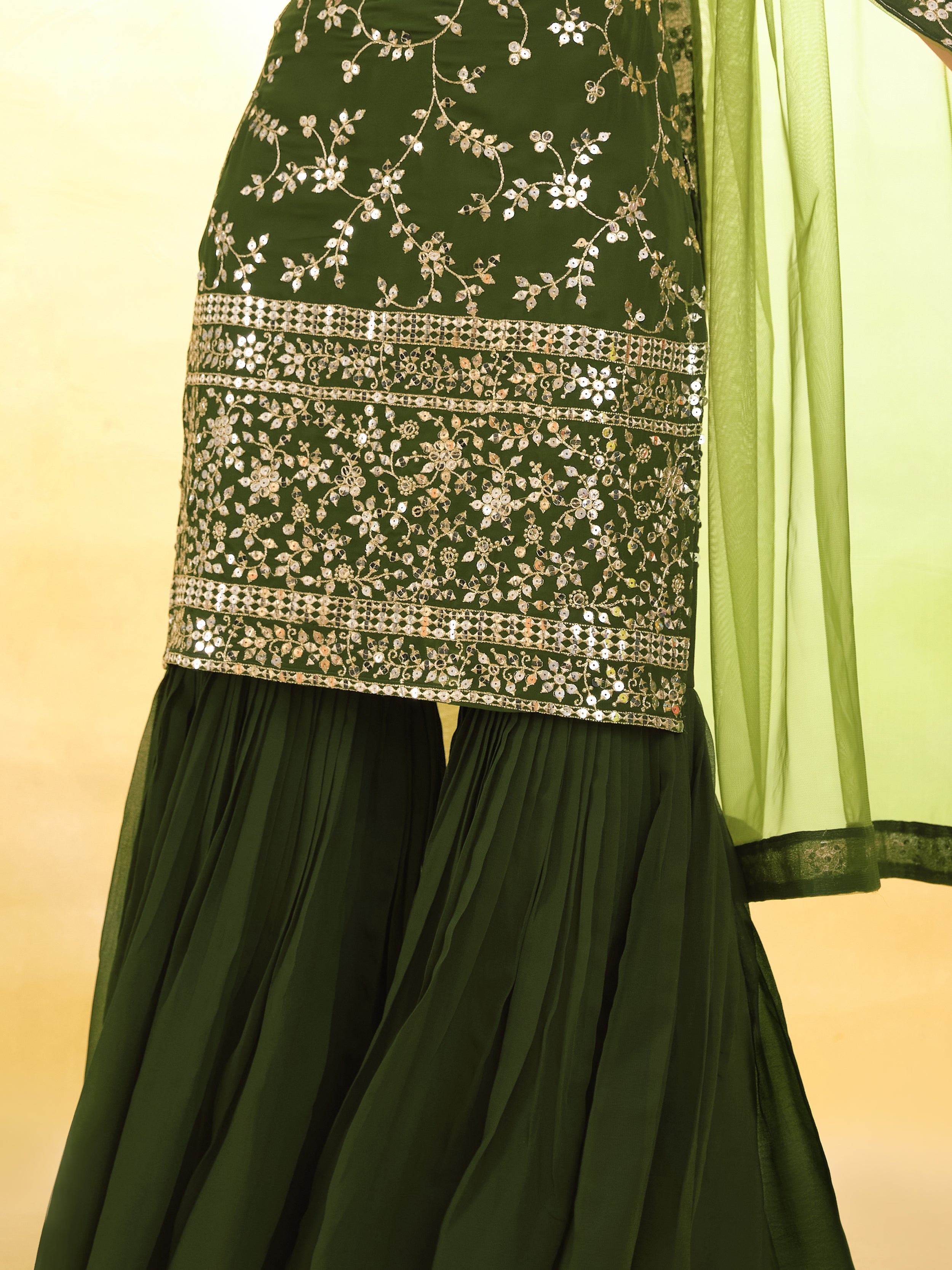  Slight Color Variation May Occur Due to Photographic Reasons 