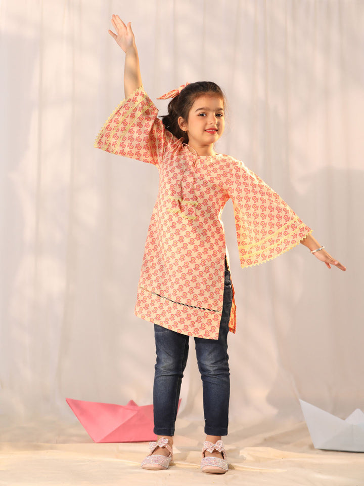 VASTRAMAY Girls' Peach Cotton Printed Kurta