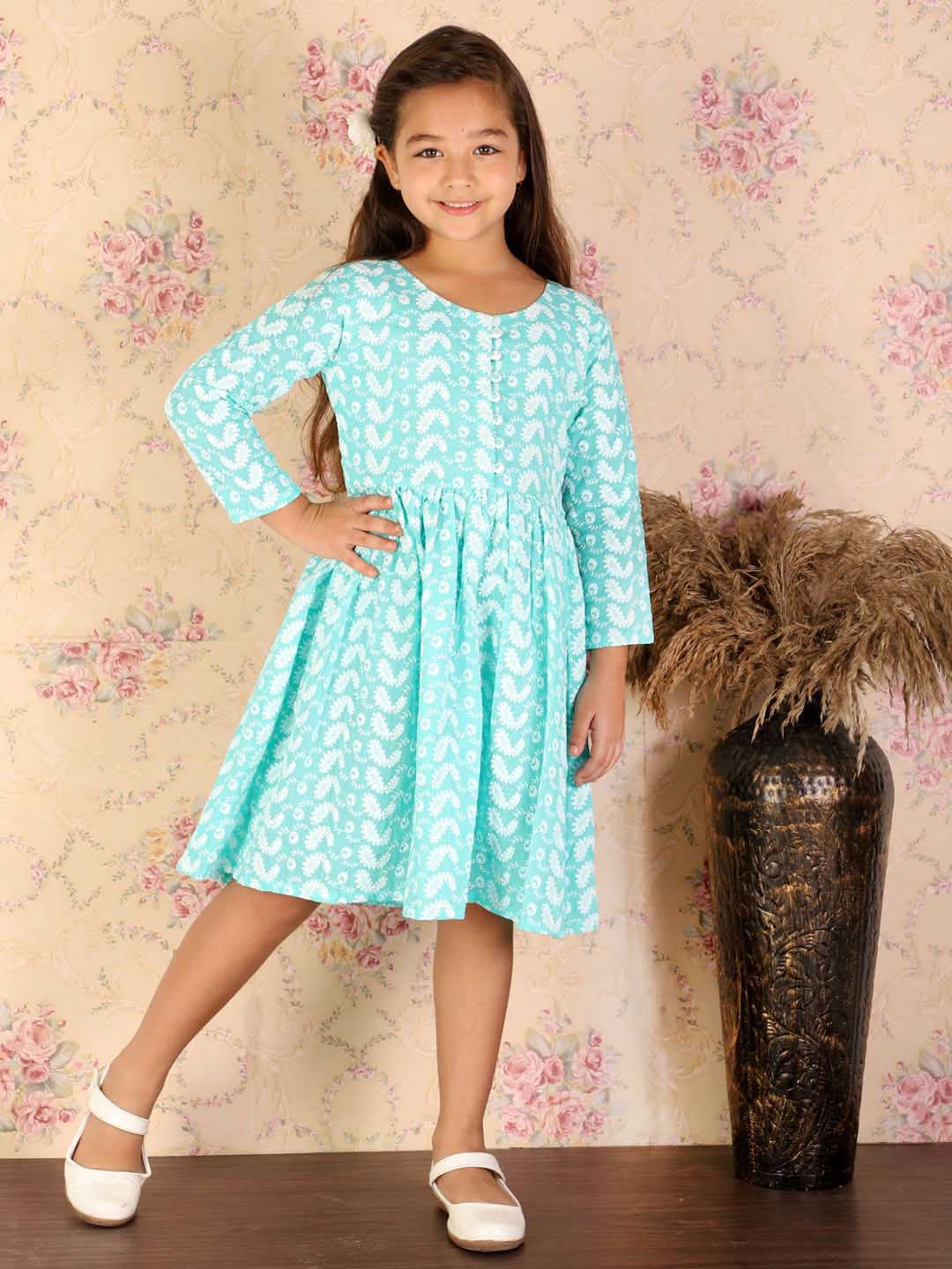 VASTRAMAY Girl's Green Pure Cotton Chikankari Kurta