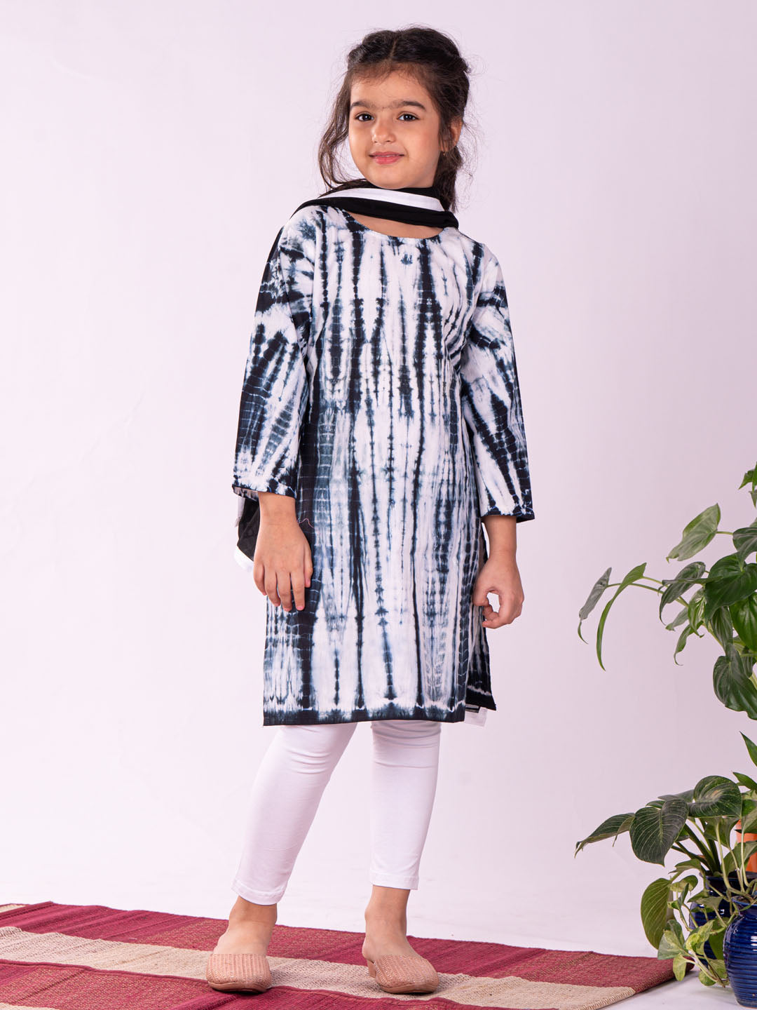 VASTRAMAY Girls Black & White Pure Cotton Tie-Dye Kurta Leggings & Dupatta Set