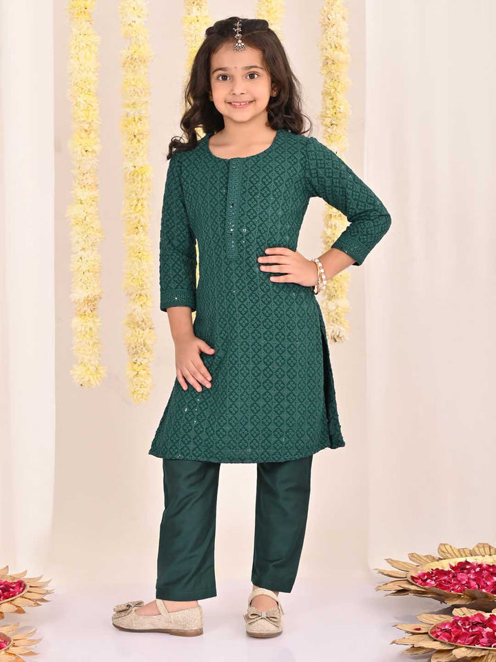 VASTRAMAY Girls' Green Embellished Kurta Pyjama Set