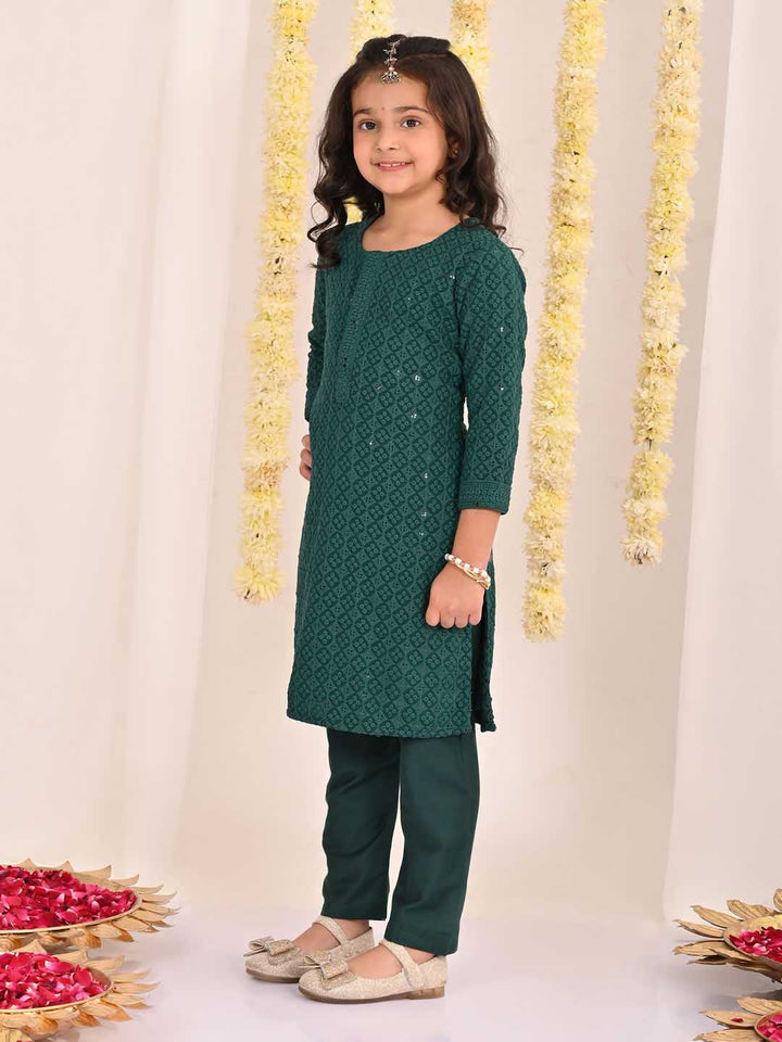 VASTRAMAY Girls' Green Embellished Kurta Pyjama Set