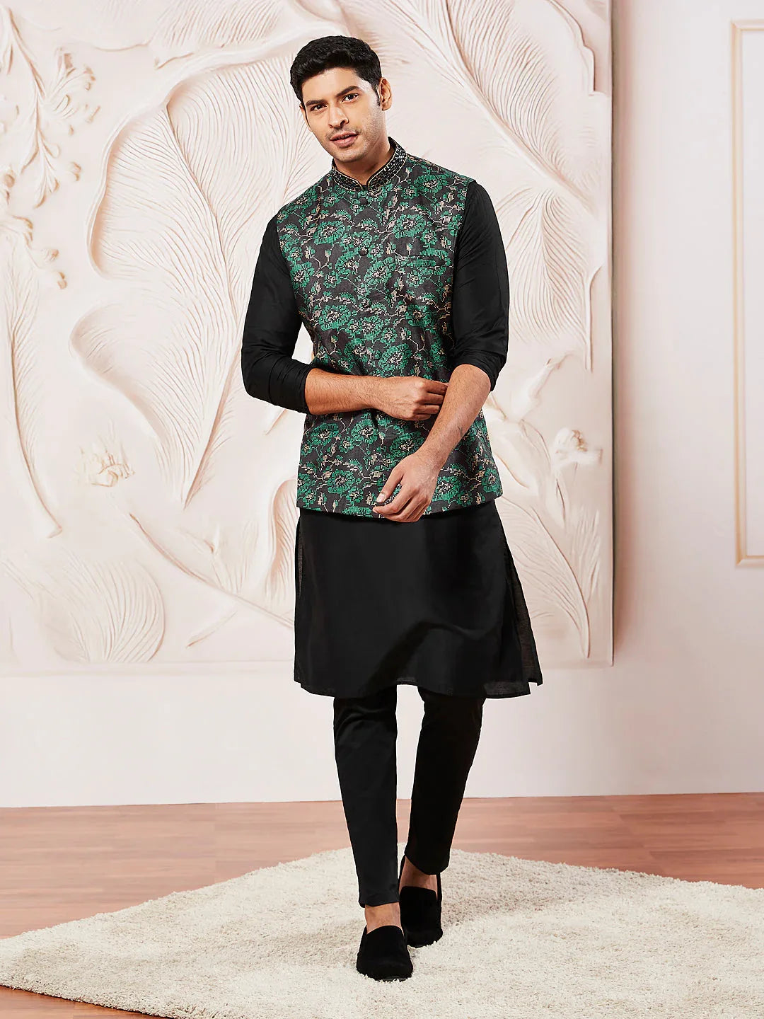 Men's Green Silk Blend Jacket,Kurta And Pyjama Set.