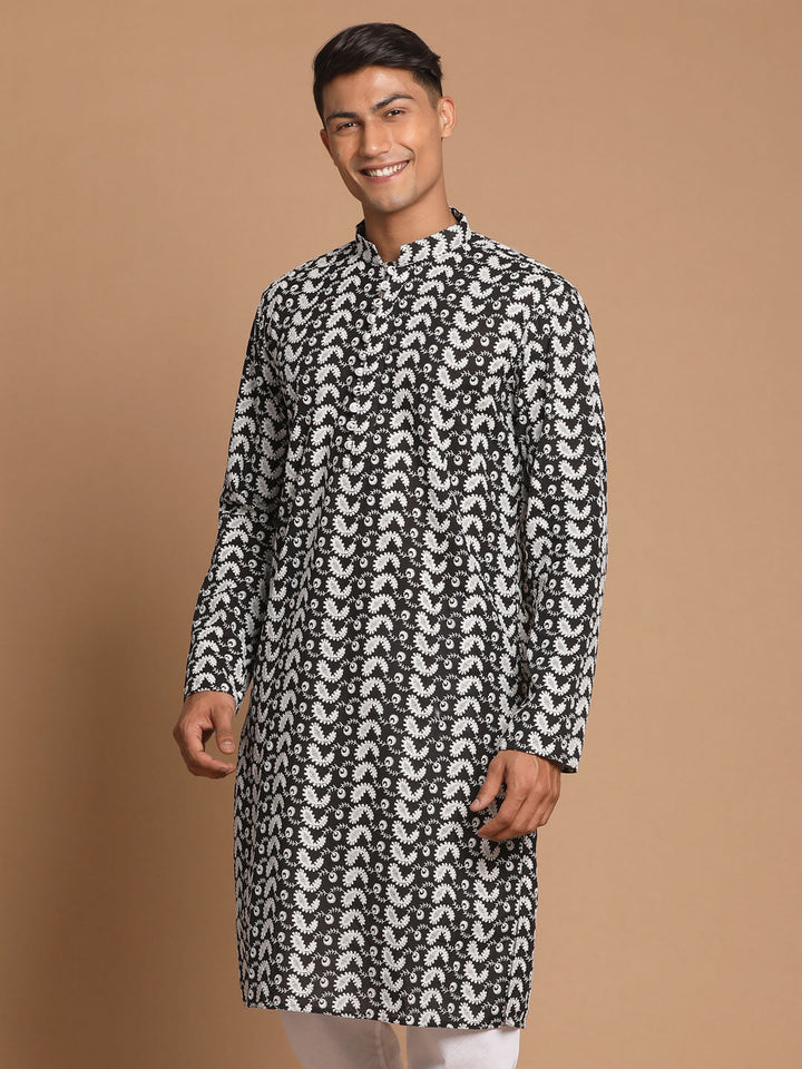 VASTRAMAY Men Black Pure Cotton Chikankari Kurta - qivii