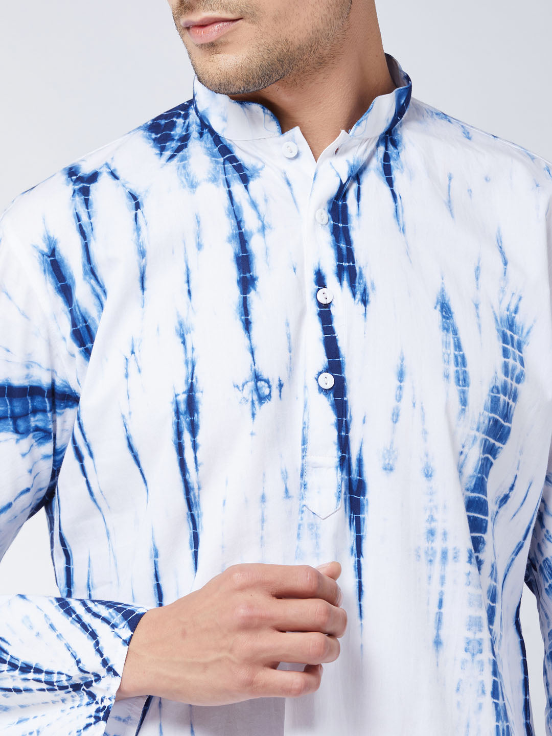 VASTRAMAY Men's Blue And White Pure Cotton Kurta