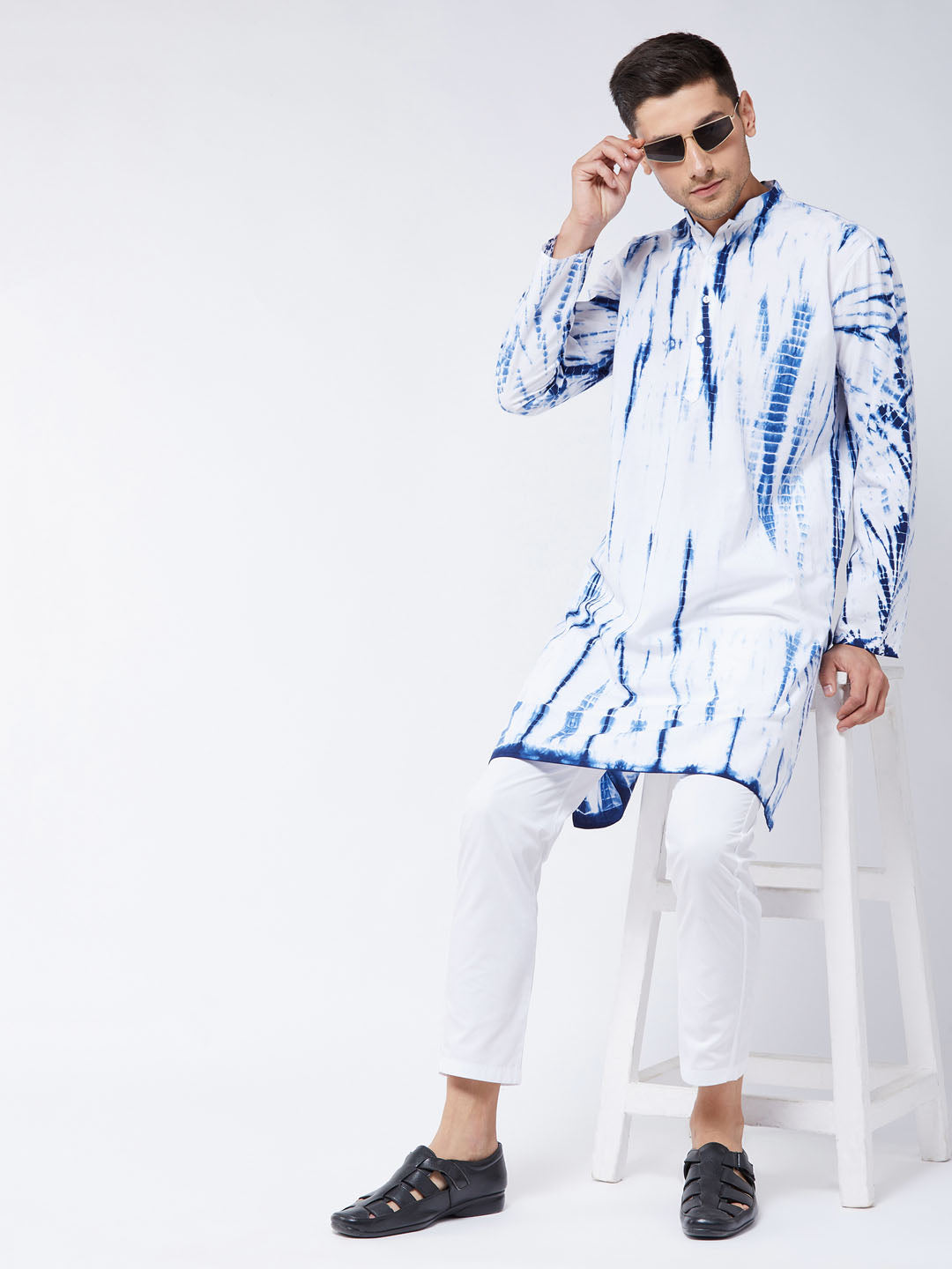 VASTRAMAY Men's Blue And White Pure Cotton Kurta