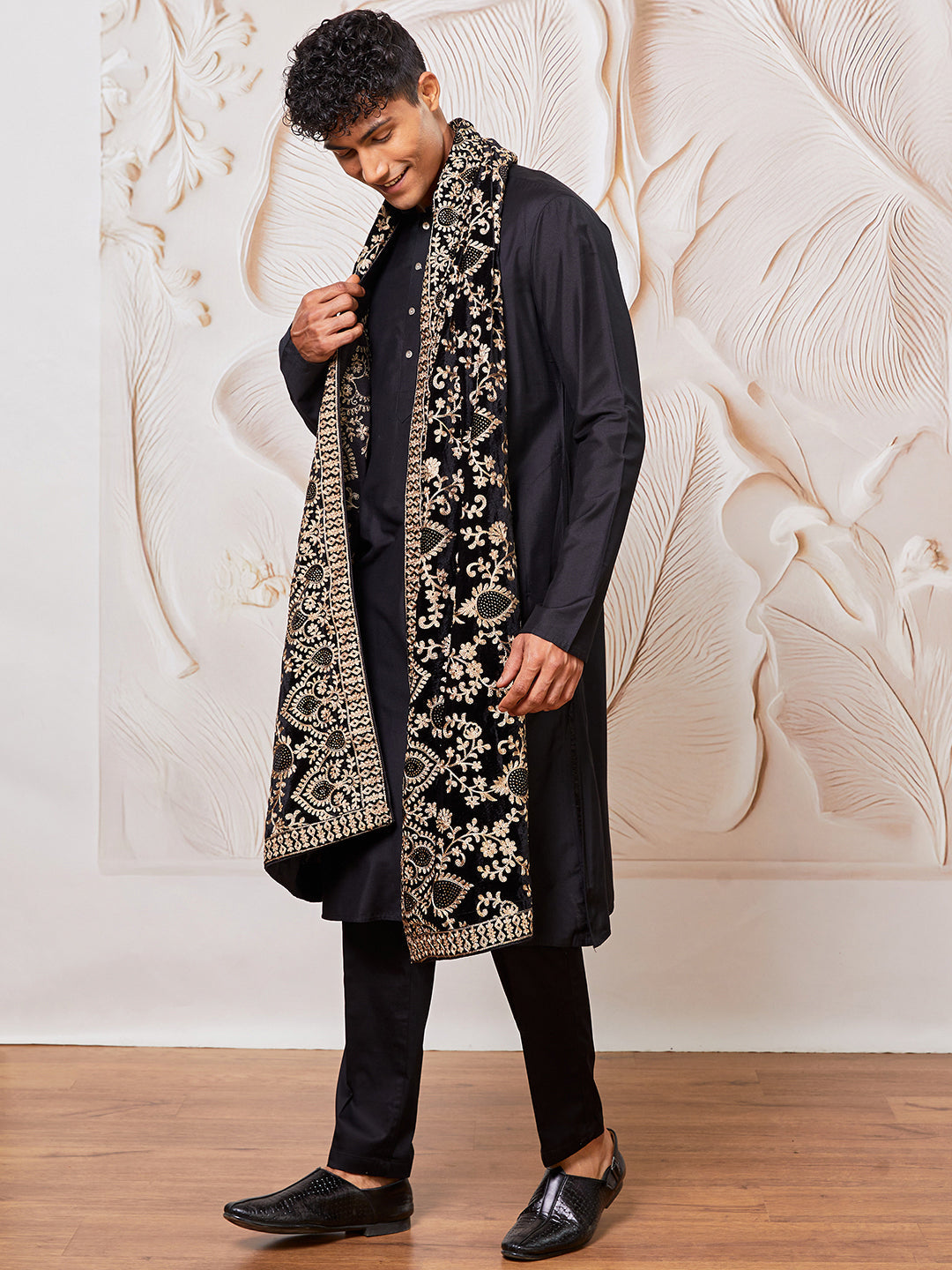 Men's Black Viscose Kurta, Pyjama And Dupatta Set.