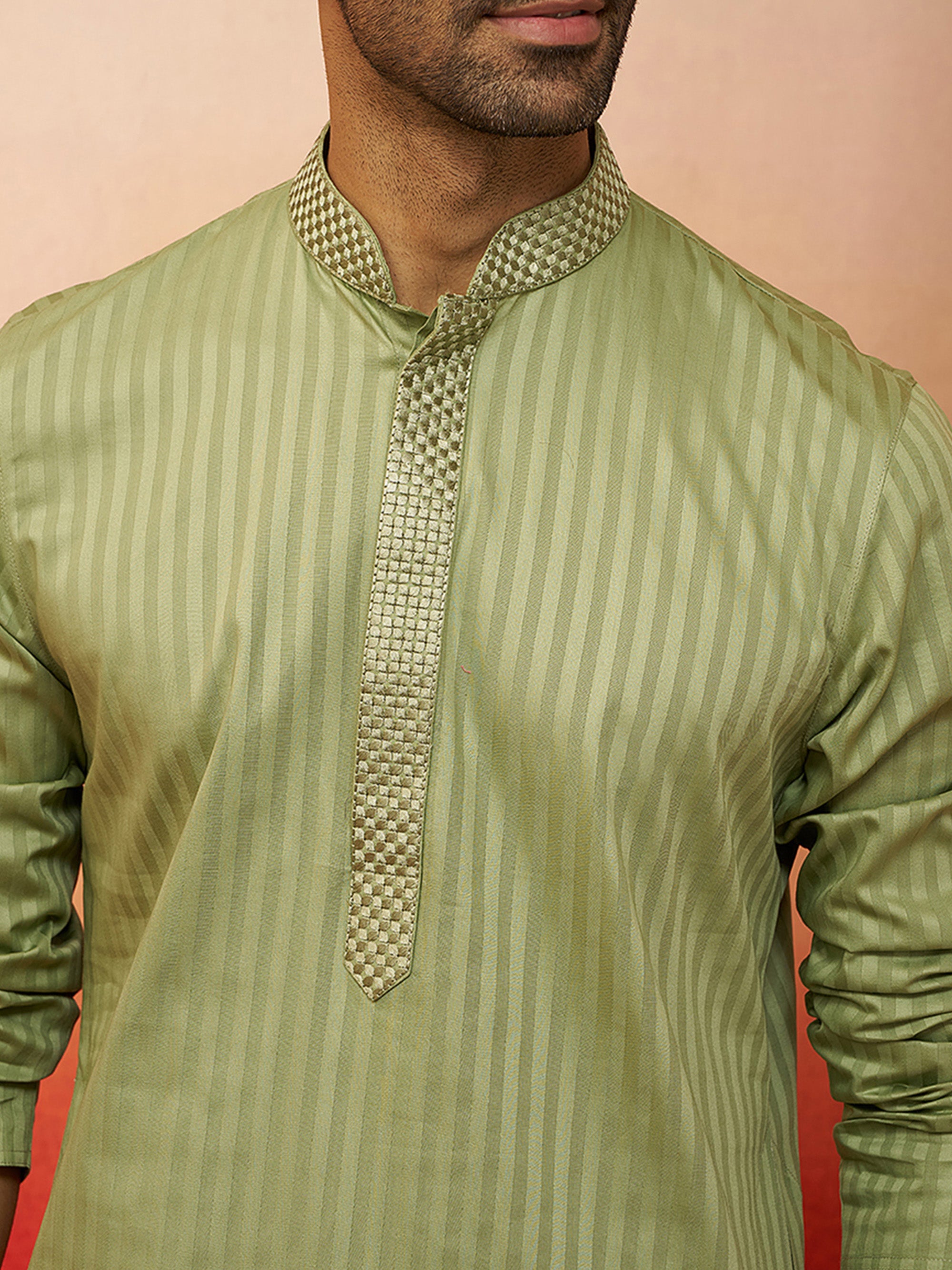 Vastramay Men Mint Green Cotton Monalisa Embroidered Kurta
