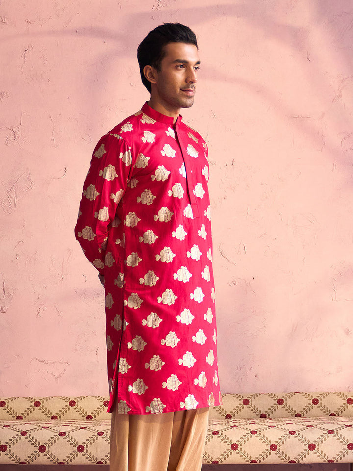 VASTRAMAY Men's Rani Pink Viscose Fish Motif Foil Print Kurta