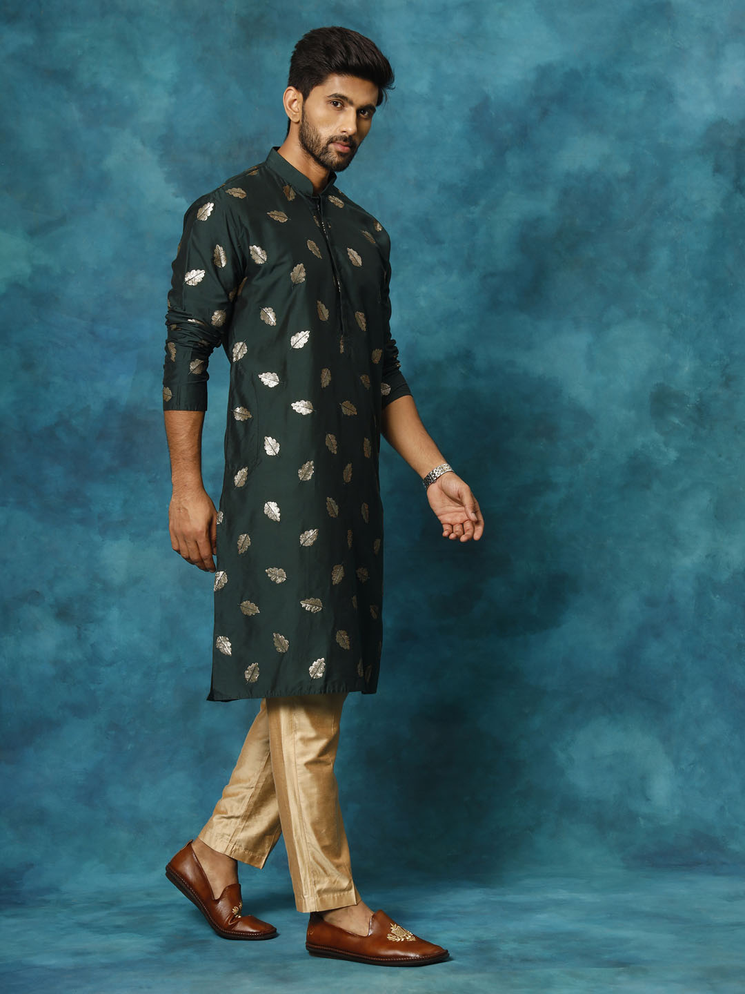 VASTRAMAY Men's Green Leaf Motif Embellished Kurta