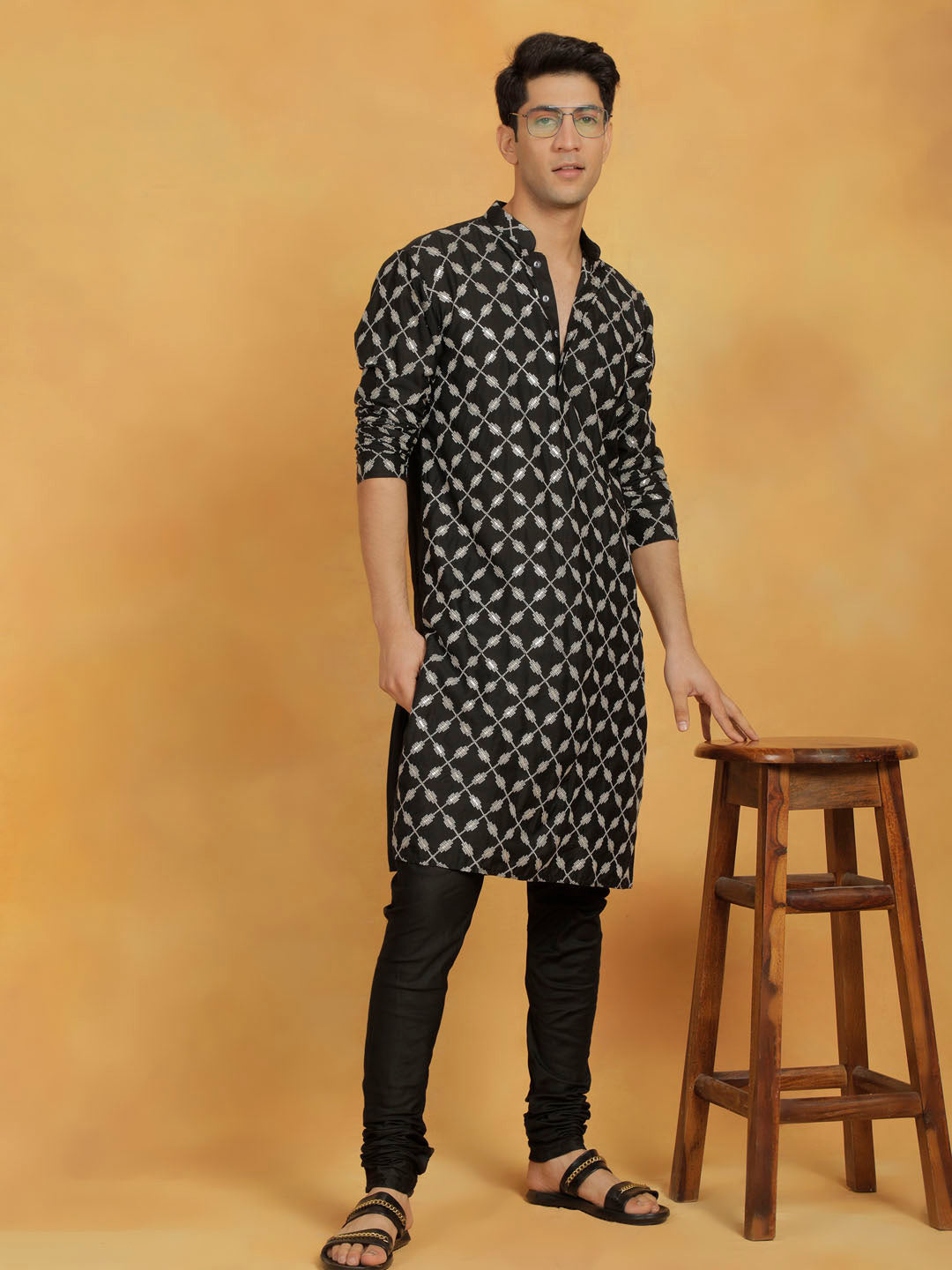 VASTRAMAY Men's Black Cotton Blend Kurta And Pyjama Set