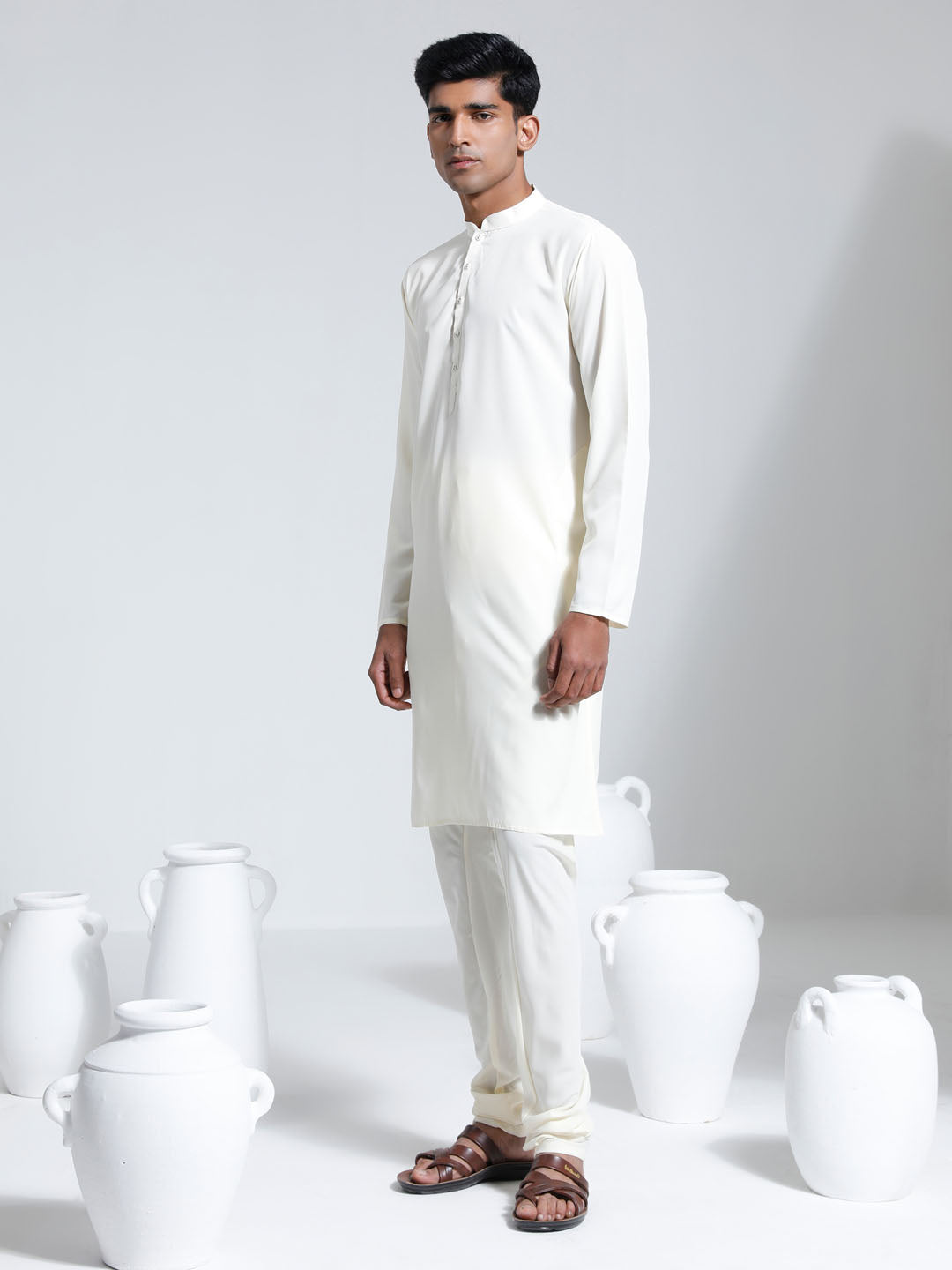 VASTRAMAY Men's Cream Crepe Kurta And Pyjama