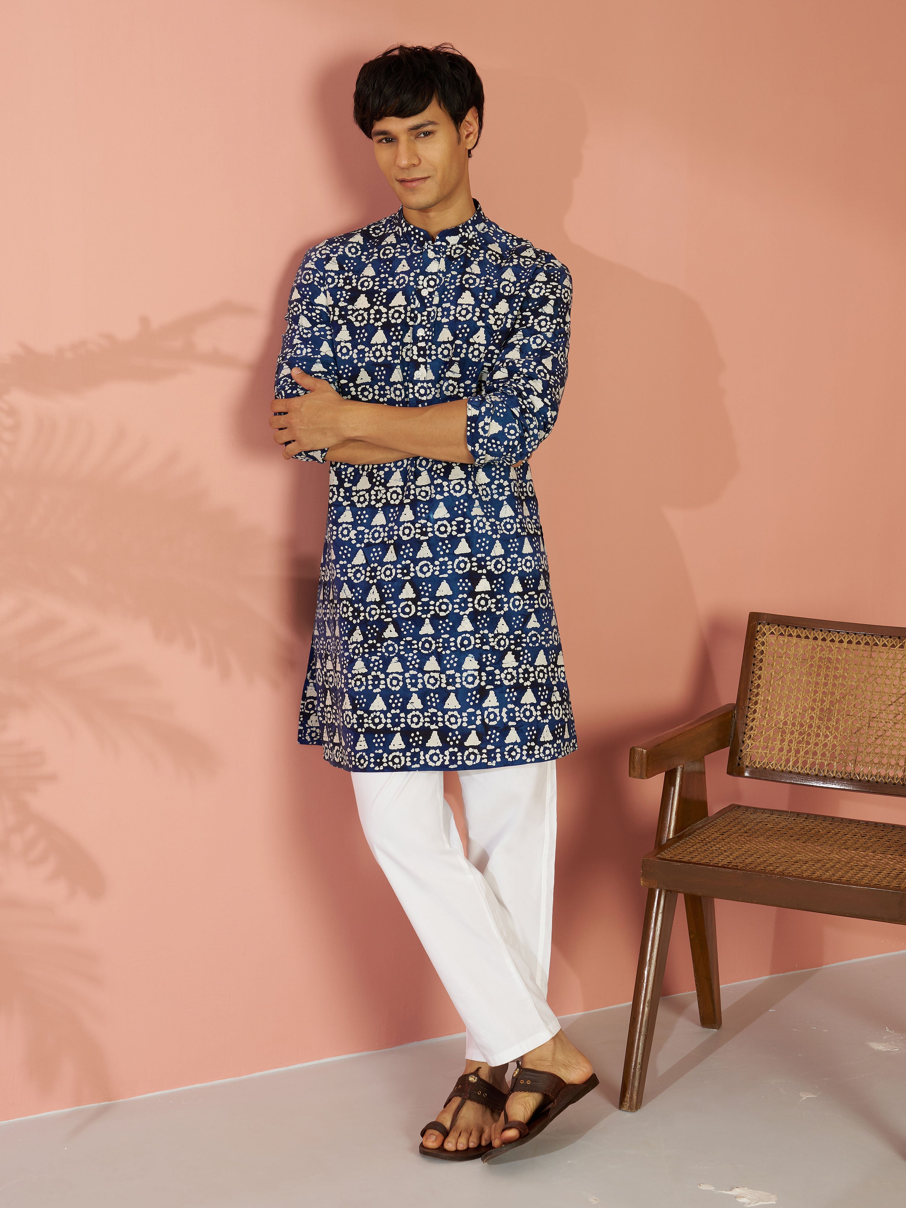 Men's Blue Batik Printed Cotton Kurta & White Pyjama Set