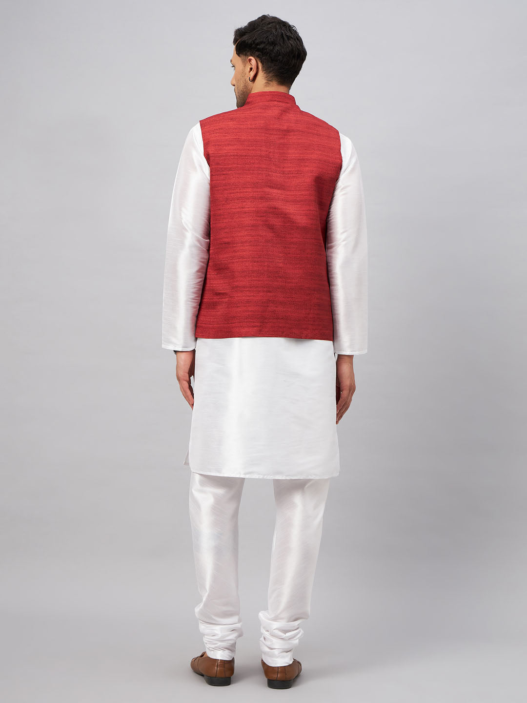 VM BY VASTRAMAY Men's Maroon Matka Silk Nehru Jacket With White Silk Blend Kurta Pyjama Set