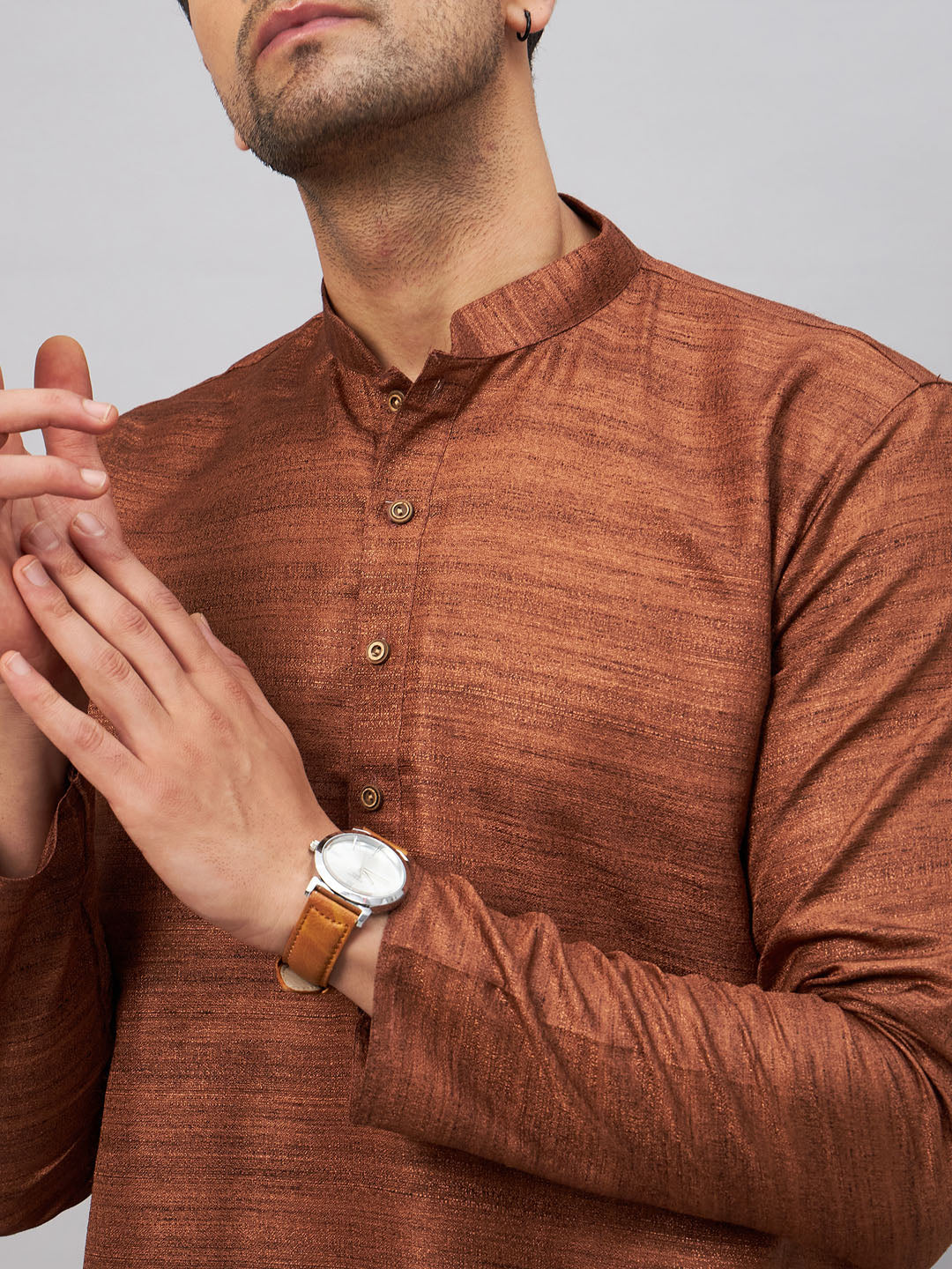 VM BY VASTRAMAY Men's Coffee Kurta And Rose Gold Pant Set - Traditional Indian ethnic wear for men in a stylish and sophisticated combination of coffee and rose gold colors, perfect for special occasions and cultural events