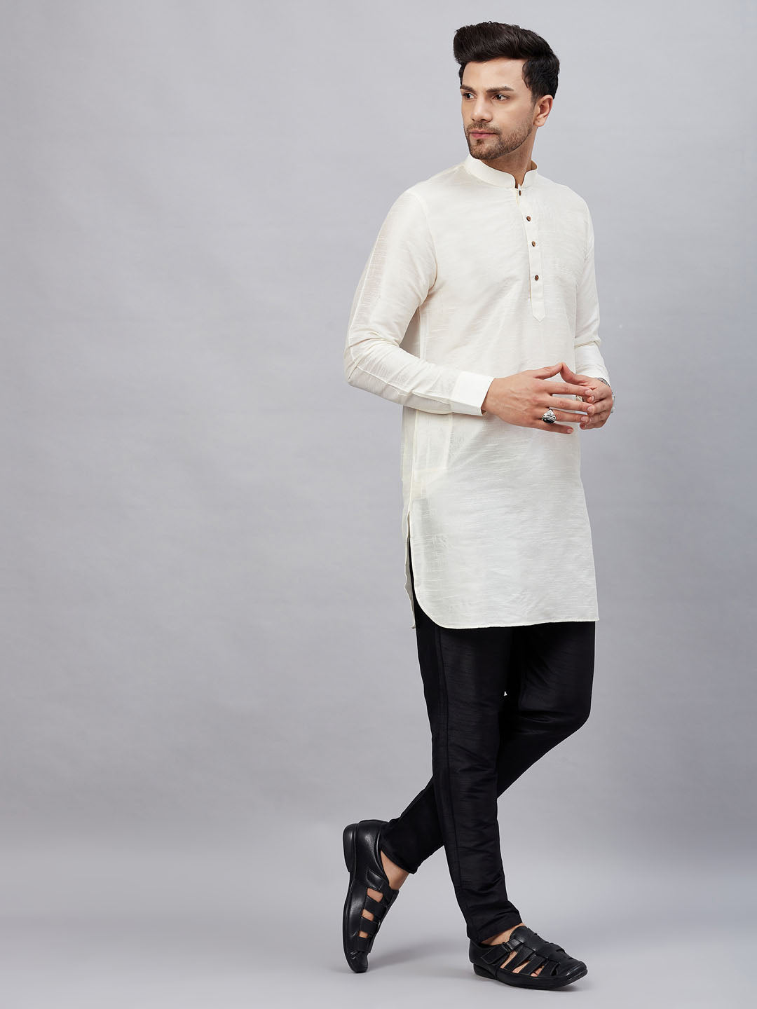  Detailed embroidery on the collar and sleeves of VM By VASTRAMAY Men's Kurta Pant Set