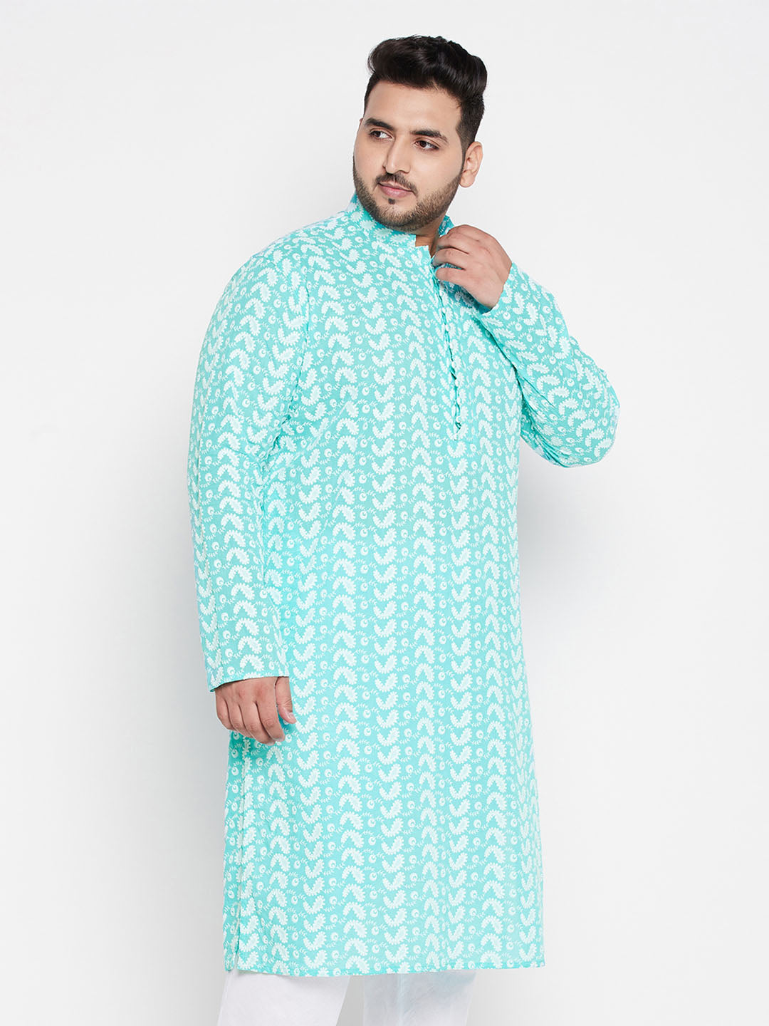 VASTRAMAY Men's Plus Size Green Chikankari Embroidered Kurta with intricate floral patterns