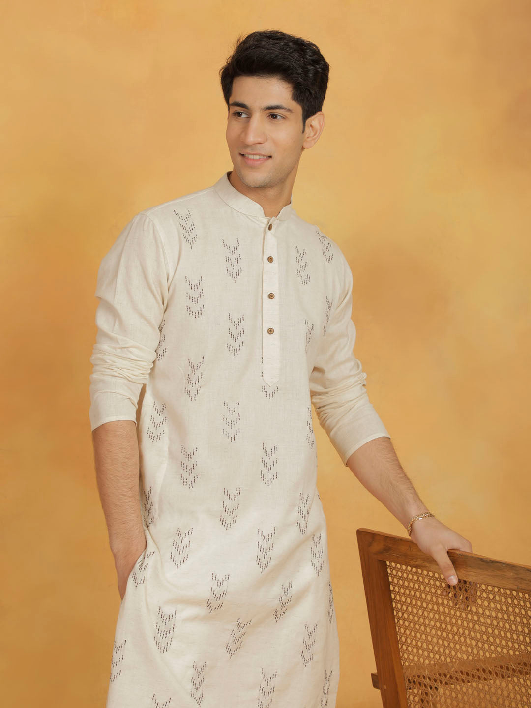 Vastramay Men's Cream And White Cotton Cool Kurta Pyjama Set