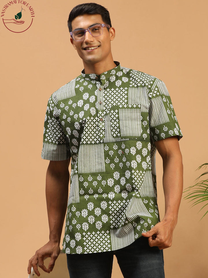 VASTRAMAY Men's Green Printed Pure Cotton Short Kurta