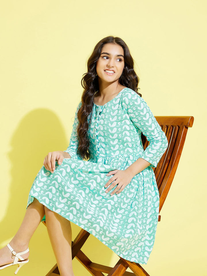 VASTRAMAY Girl's Green Pure Cotton Chikankari kurta