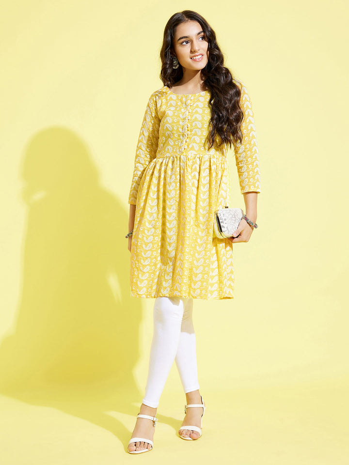 VASTRAMAY Girls Mustard Pure Cotton Chikankari kurta With Leggings Set