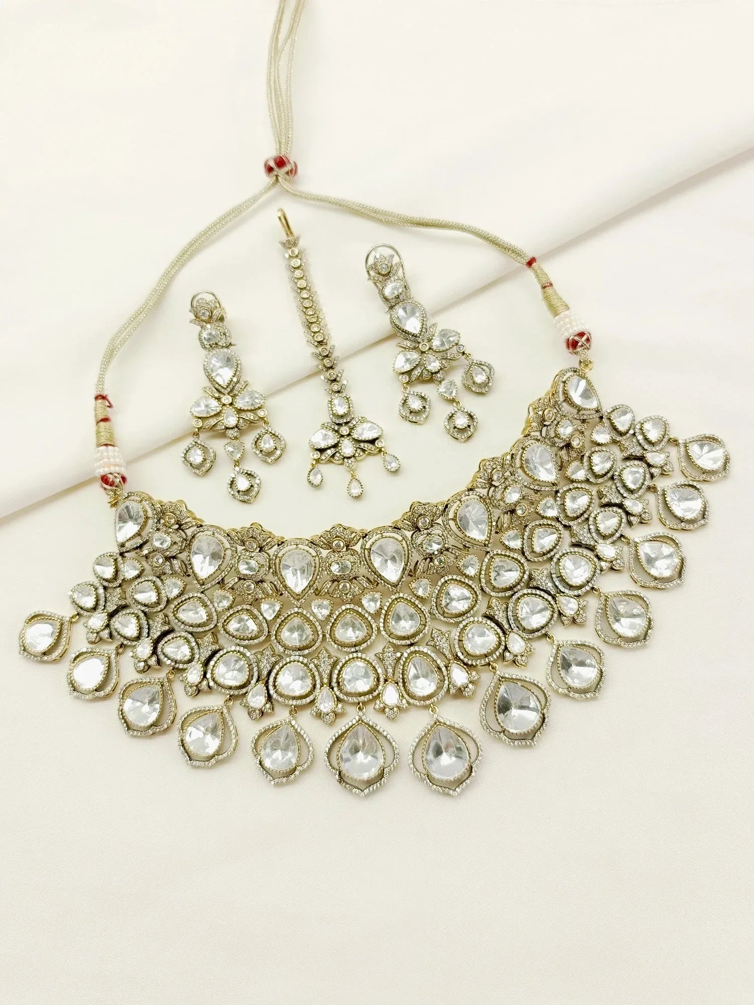 Geetanjali White Victorian Set