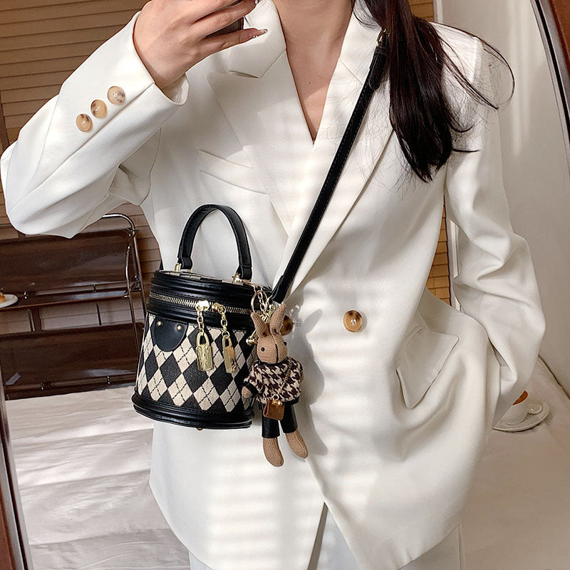 Women‘s Artisan Quilted Crossbody Bag Vintage Bunny Charm Bucket Tote
