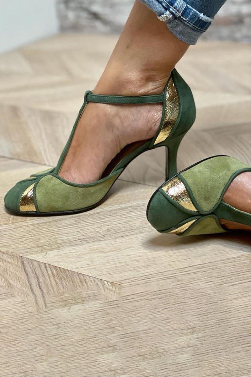 Taviana | Glanzende schoenen met T-banden en gesloten neus  - By Qivii