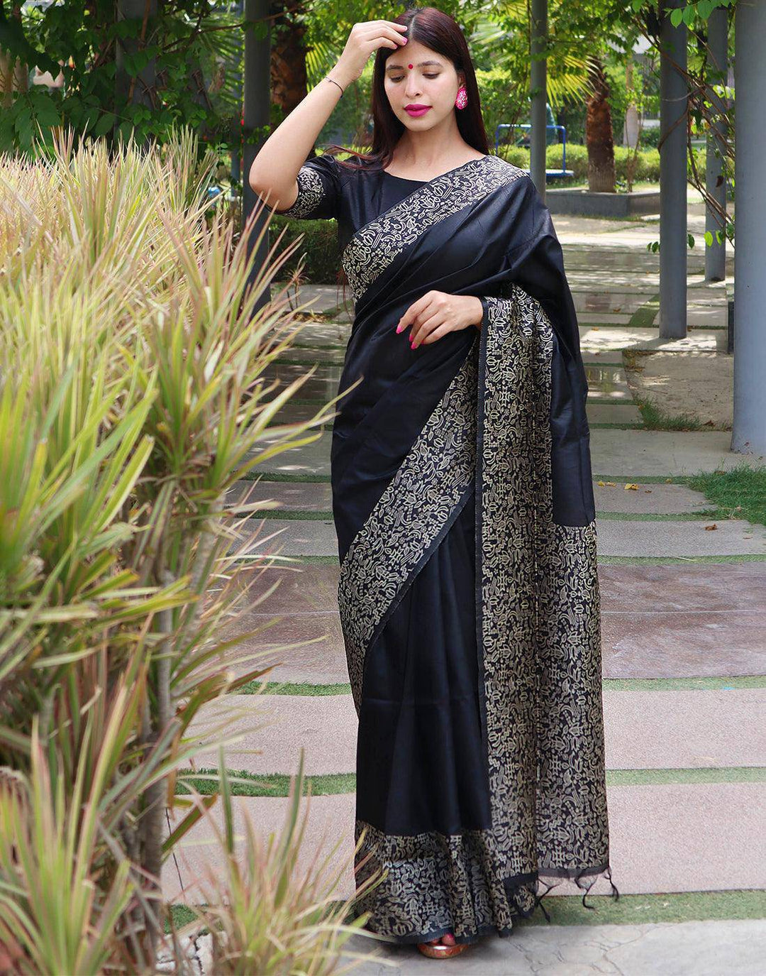 Onyx Black Handloom Raw Silk Saree | Stitched Blouse - qivii