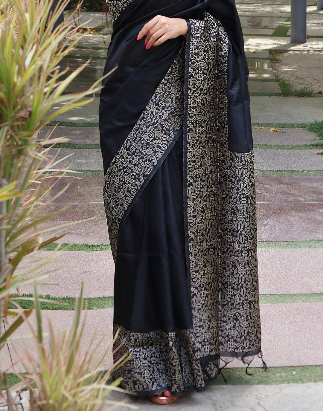 Onyx Black Handloom Raw Silk Saree | Stitched Blouse - qivii